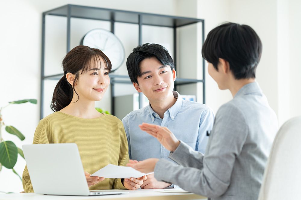 自宅でライフプランについて相談する家族