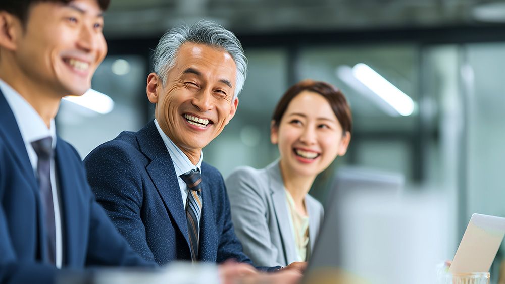 打ち合わせをする経営者と担当者たち