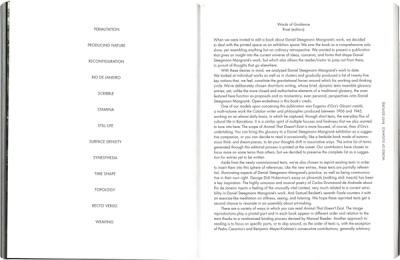 Scan of a book spread. On the left page a list of 13 words, set in capitals in black on a white background. On the right side is the editorial introduction, set in black type.