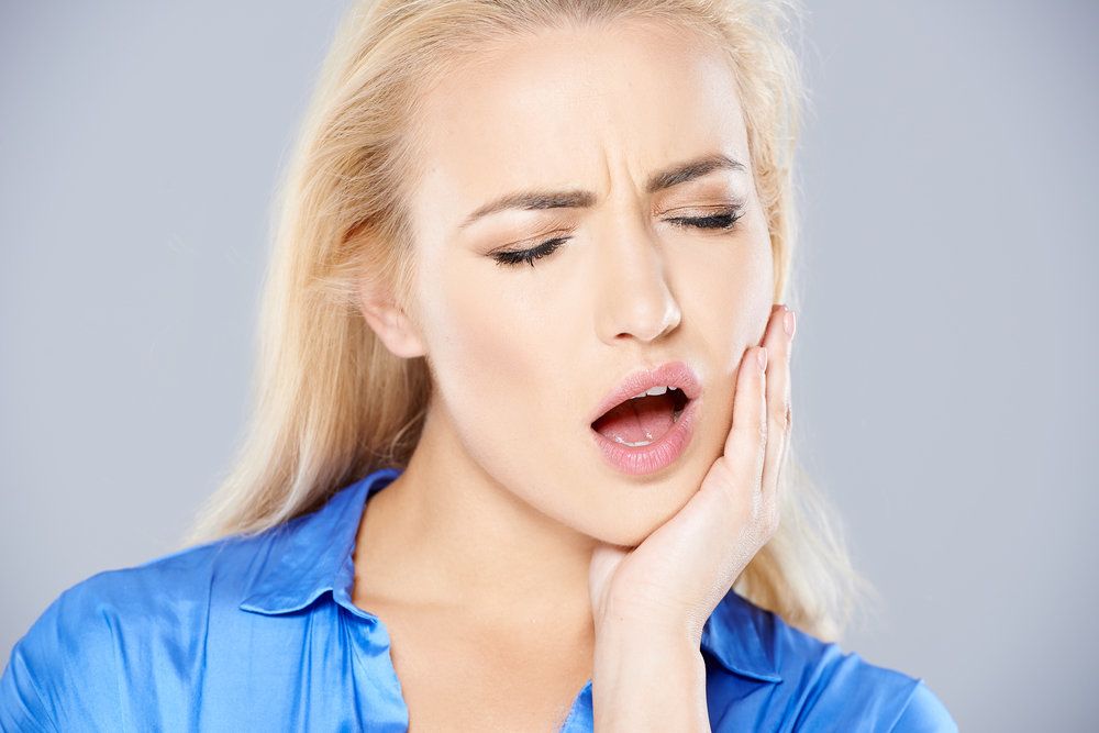 Understand the Causes of Tooth Sensitivity When Chewing