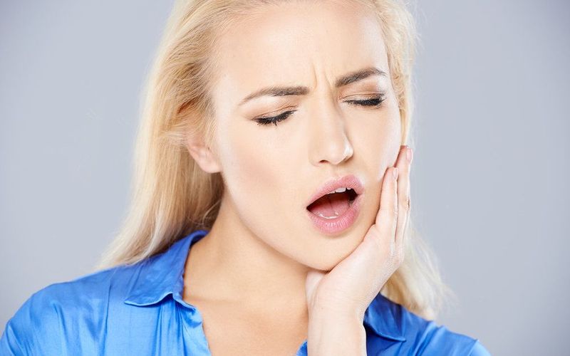 Understand the Causes of Tooth Sensitivity When Chewing