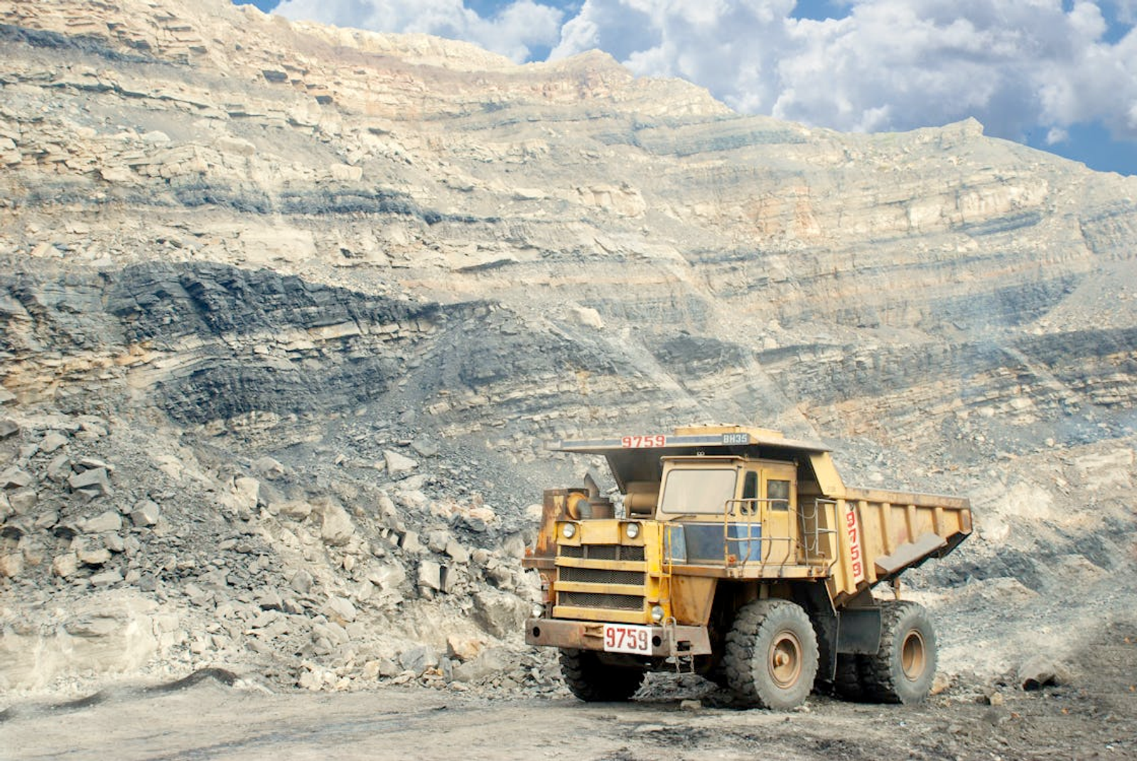 Zimbabwe's rough diamonds under threat due to synthetics, geo-political tension and market collusion- MIF
