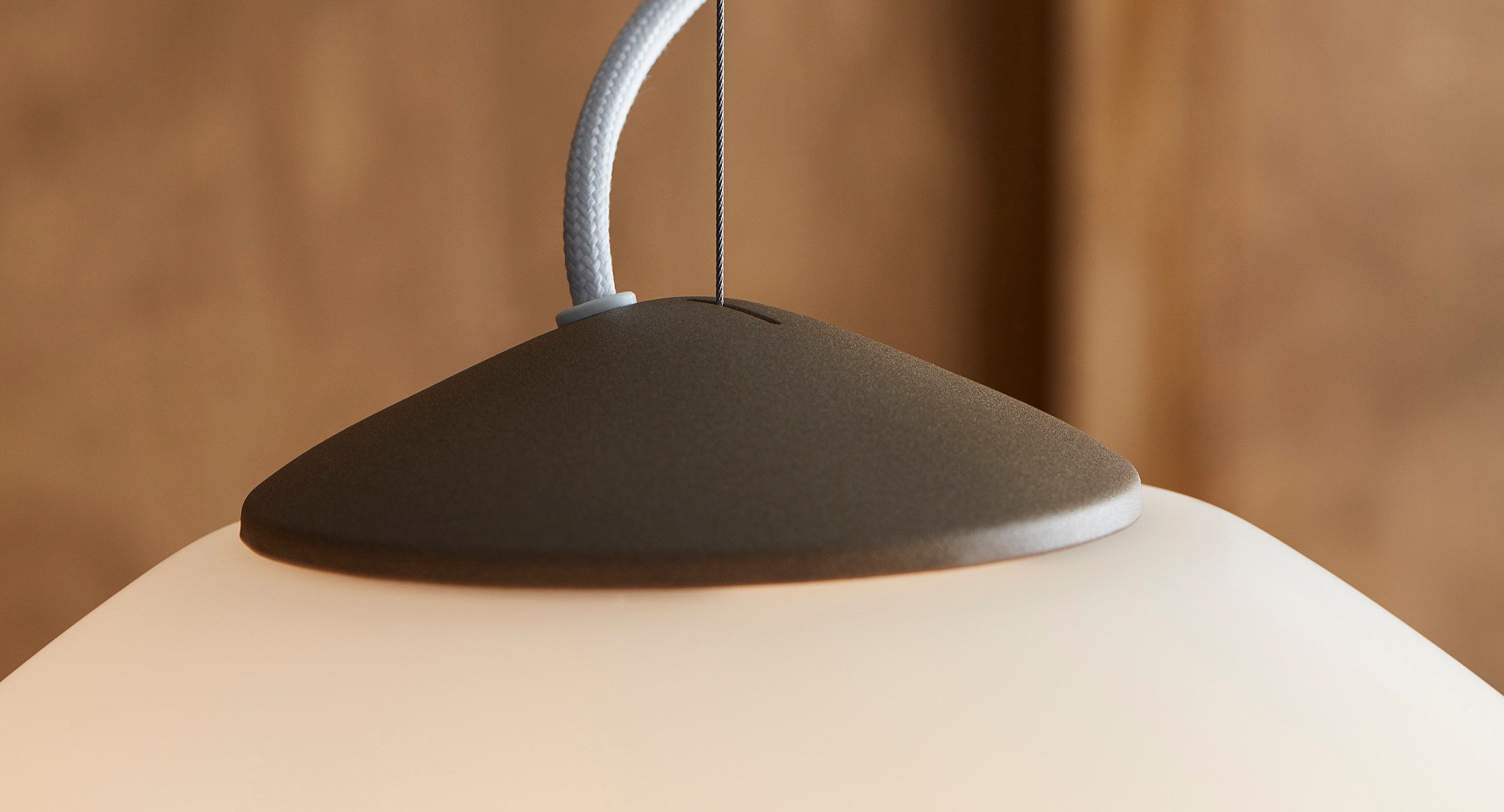 Närbild på Ceres taklampa från Belid