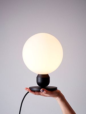 Atom bordslampa från Herstal