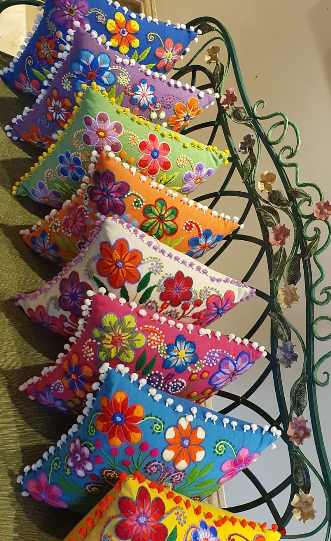 وسادة — Brazilian Embroidery — Cushion — Brazilian Embroidery (4)