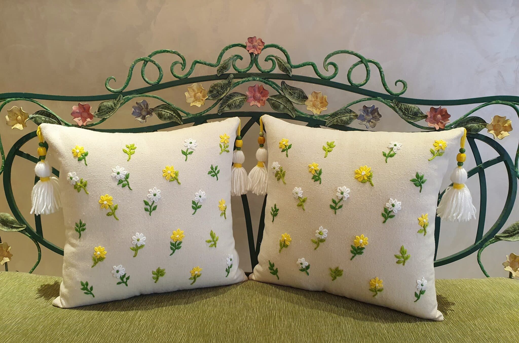 وسادة — Yellow Lazy Daisy — Cushion — Yellow Lazy Daisy