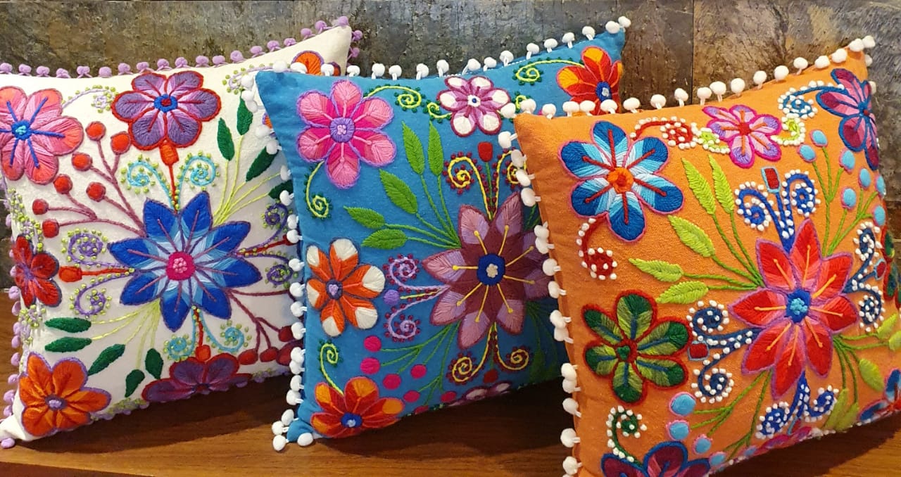 وسادة — Brazilian Embroidery — Cushion — Brazilian Embroidery