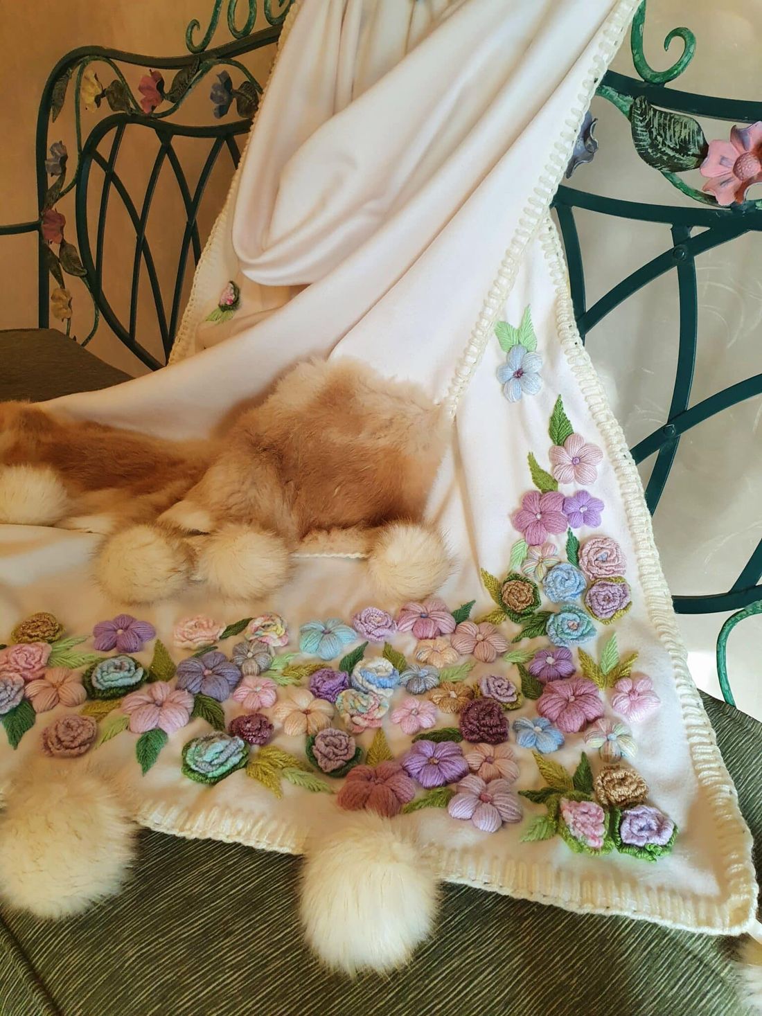 شال — Winter Off-White Garden Design Red Roses Or Pastel Colors — Shawl — Winter Off-White Garden Design Red Roses Or Pastel Colors (4)