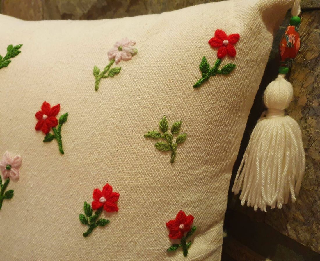 وسادة — Red Lazy Daisy Flower — Cushion — Red Lazy Daisy Flower (2)