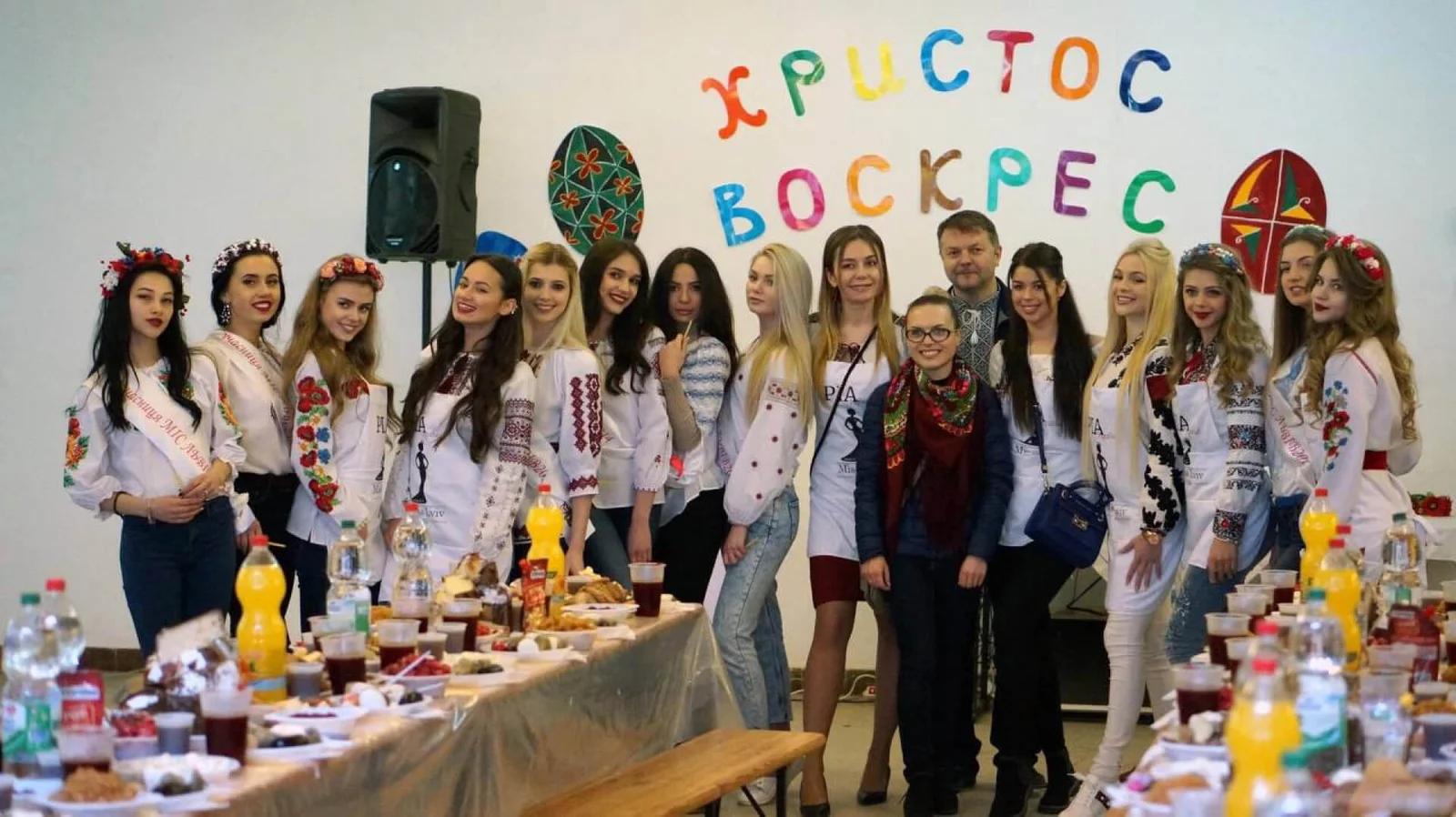 Разом у свята. Різдвяні та великодні обіди для безхатченків
