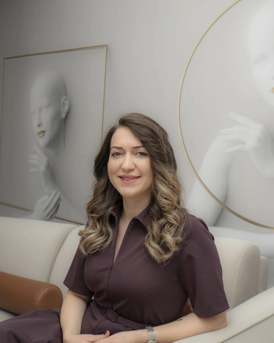 Dr. Nuran Şahin Sevim, kliniğin bekleme alanında