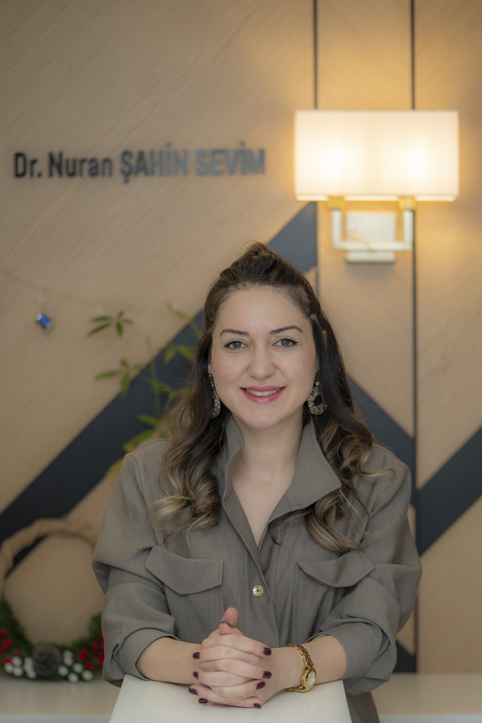 Dr. Nuran Şahin Sevim, kliniğin karşılama masasında