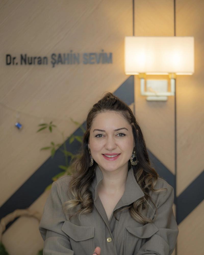 Dr. Nuran Şahin Sevim, kliniğin karşılama masasında