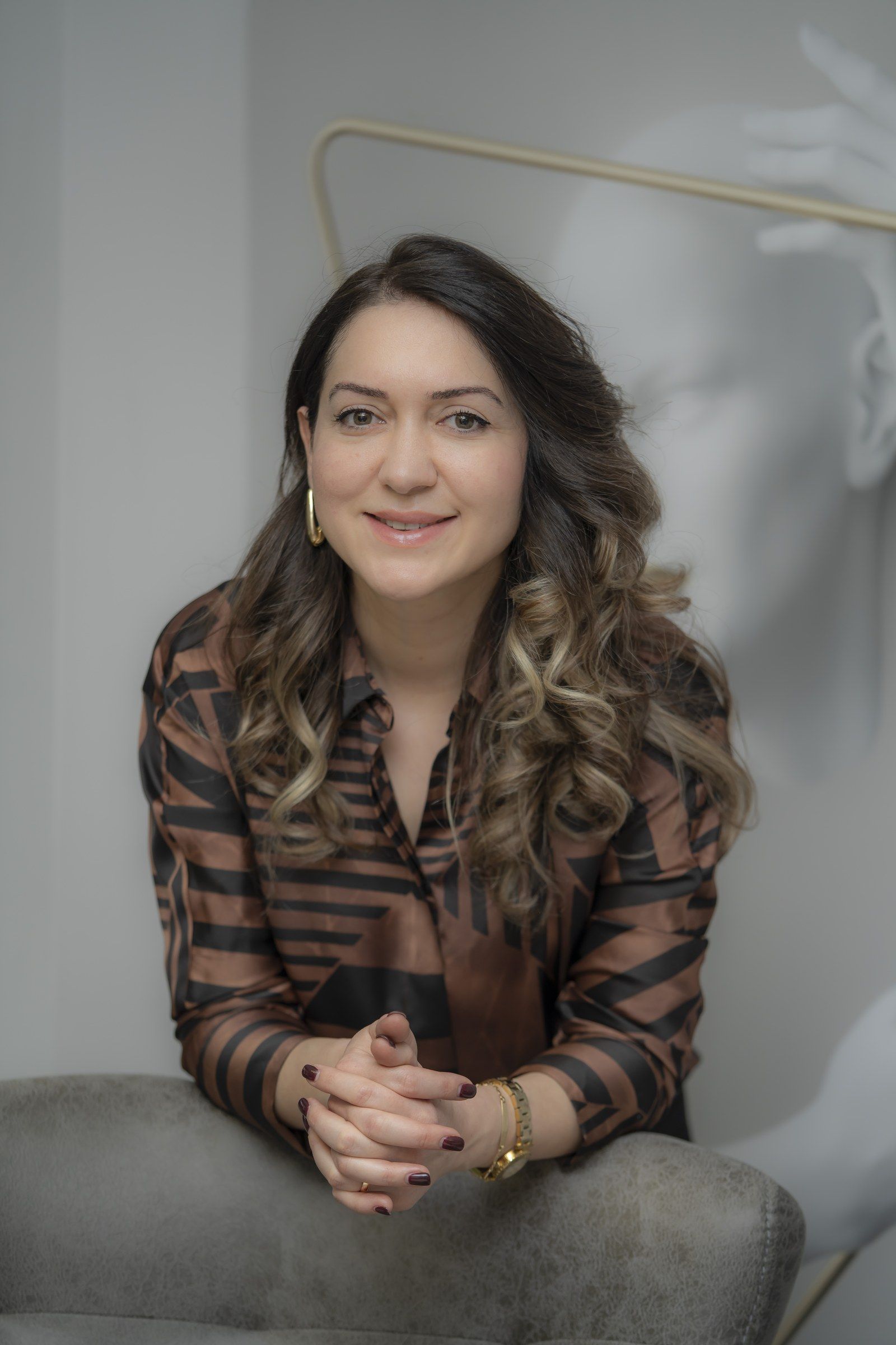 Dr. Nuran Şahin Sevim, kliniğin görüşme alanında