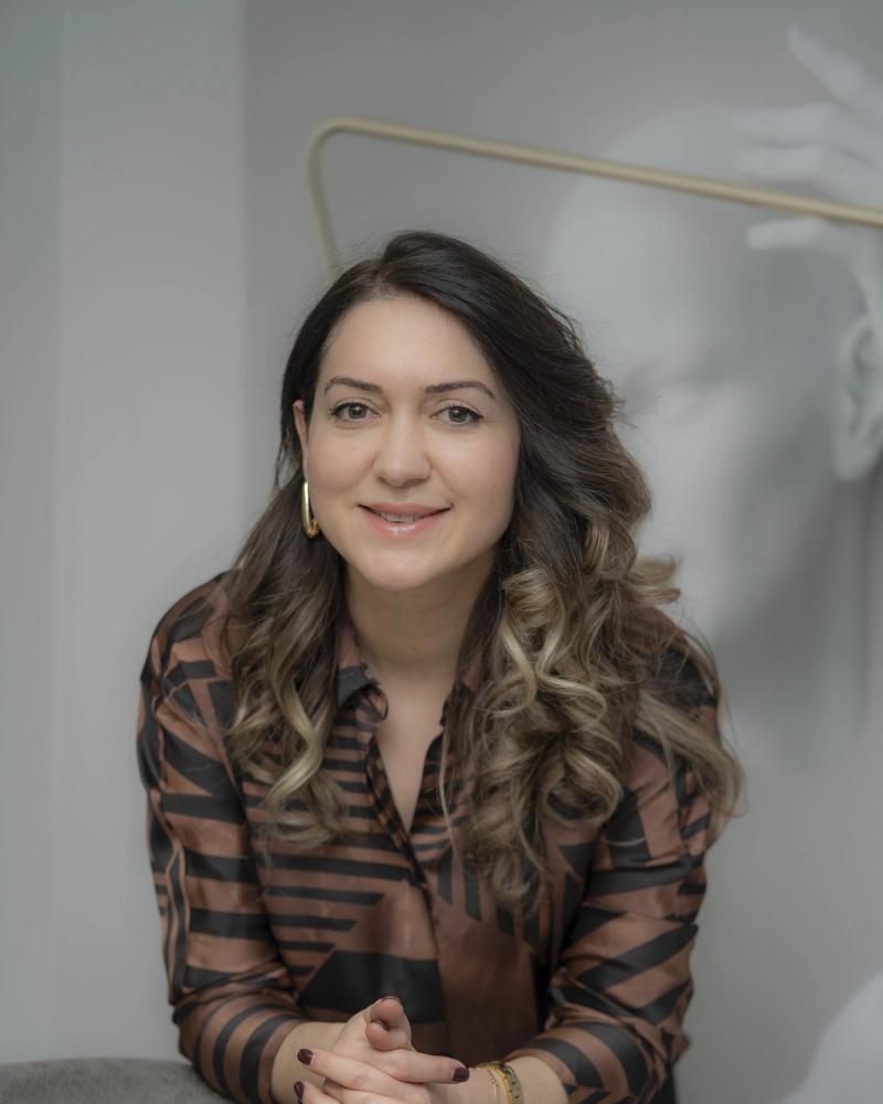 Dr. Nuran Şahin Sevim, kliniğin görüşme alanında