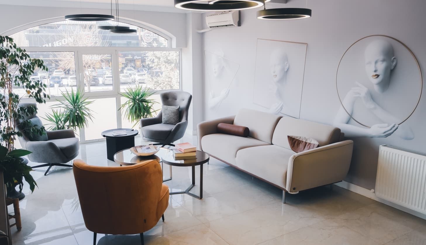 Geniş pencereli bekleme salonu