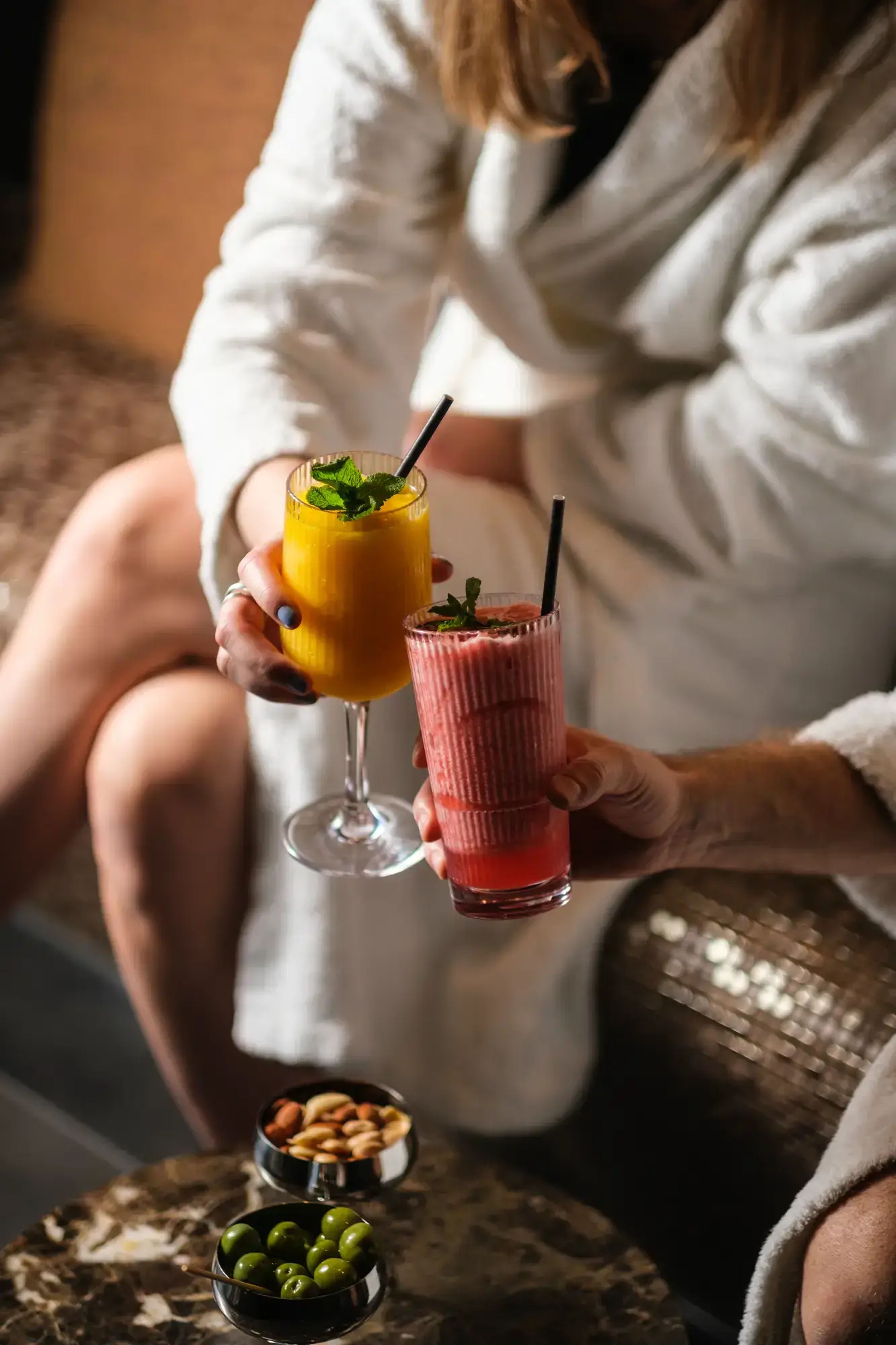 Stripe vinglas 38 cl och Stripe highballglas 40 cl i premium okrossbar plast på Obie Spa med färgglada drinkar