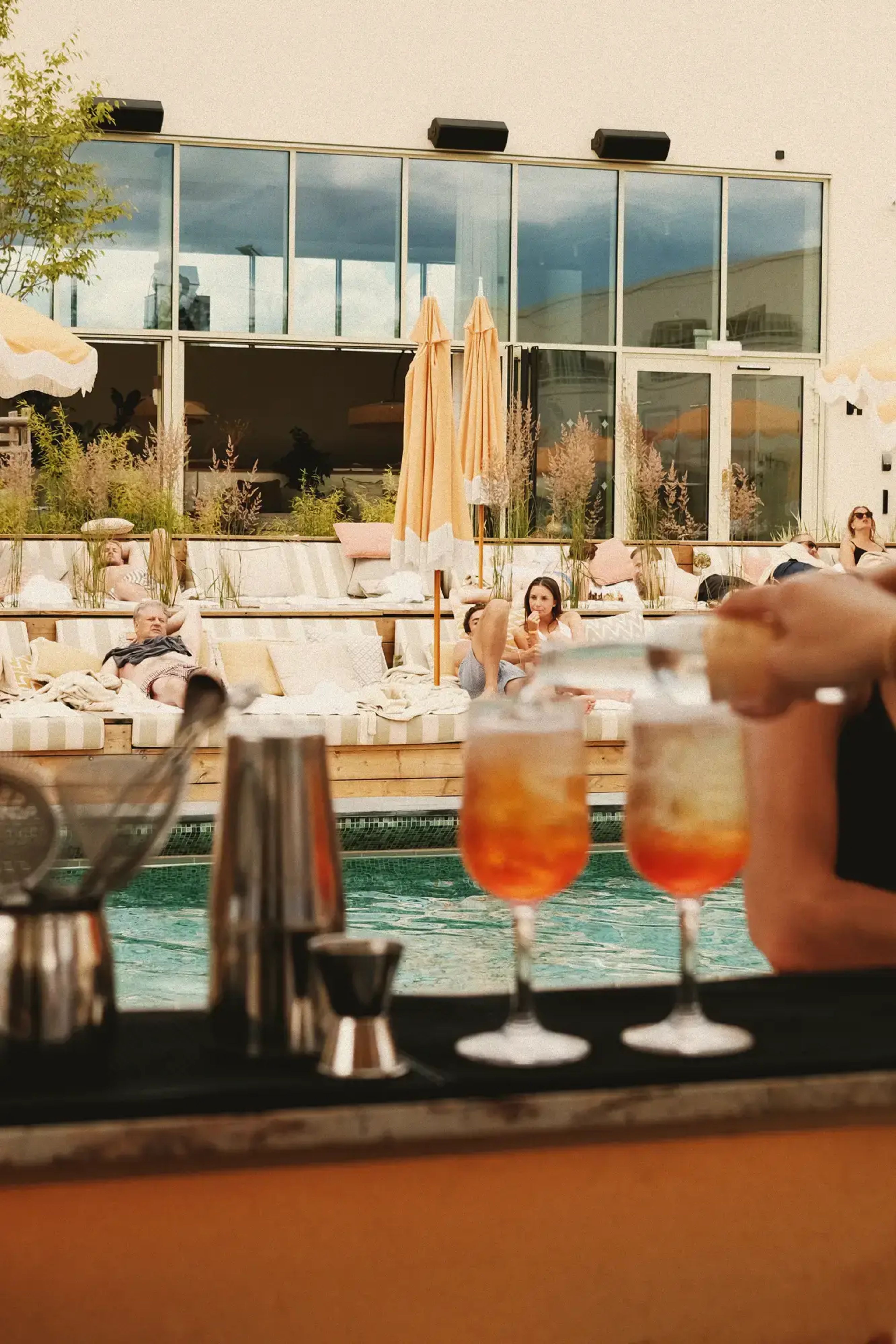 Stripe vinglas (38 cl) i slitstark Tritan – perfekt för Aperol Spritz och andra drinkar vid pool, spa och utemiljöer. Kombinerar stilren design med hög hållbarhet och minskar risken för glaskross.