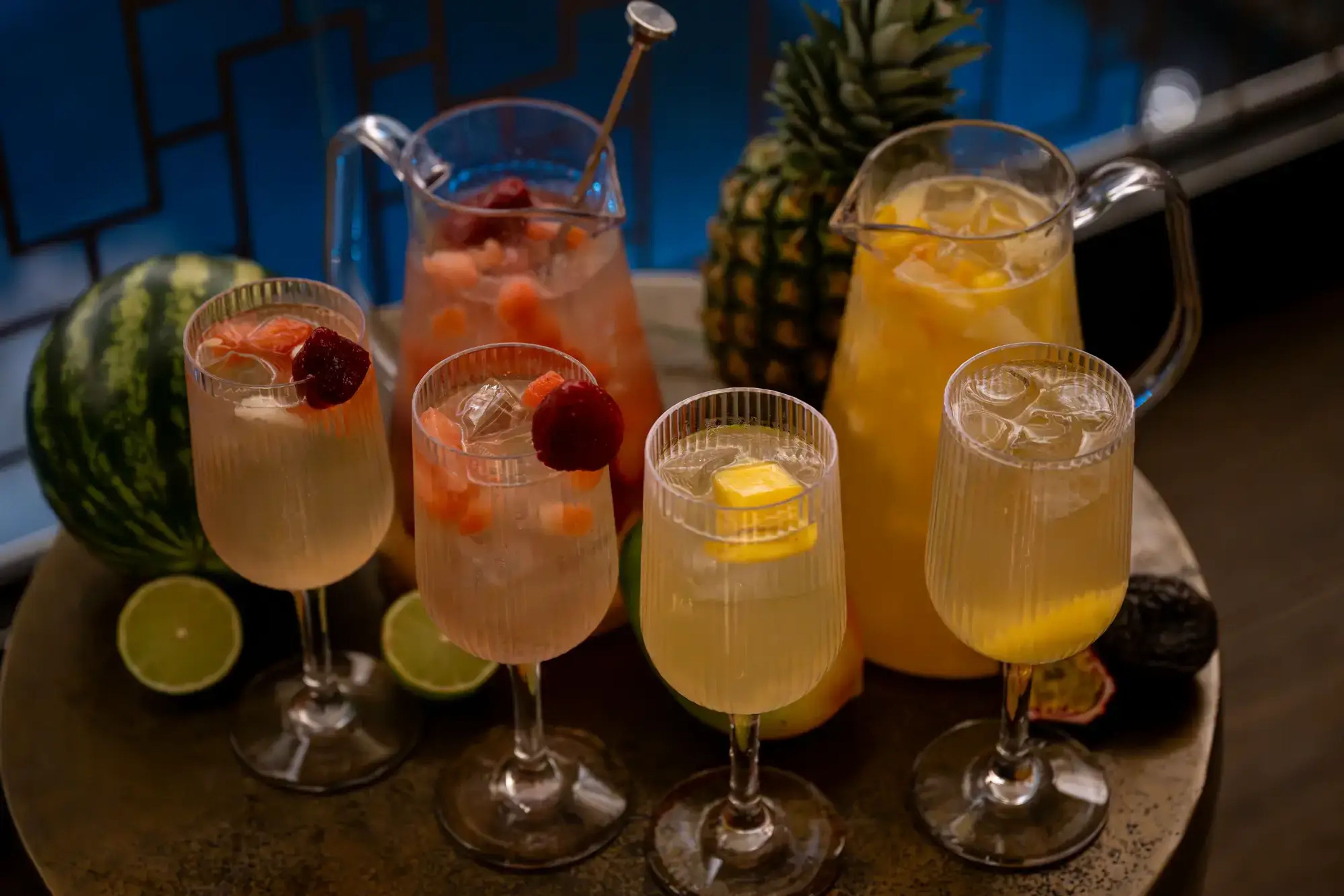 Stripe pitcher 1,5 L och Stripe vinglas 38 cl i Tritan med sangria och frukt