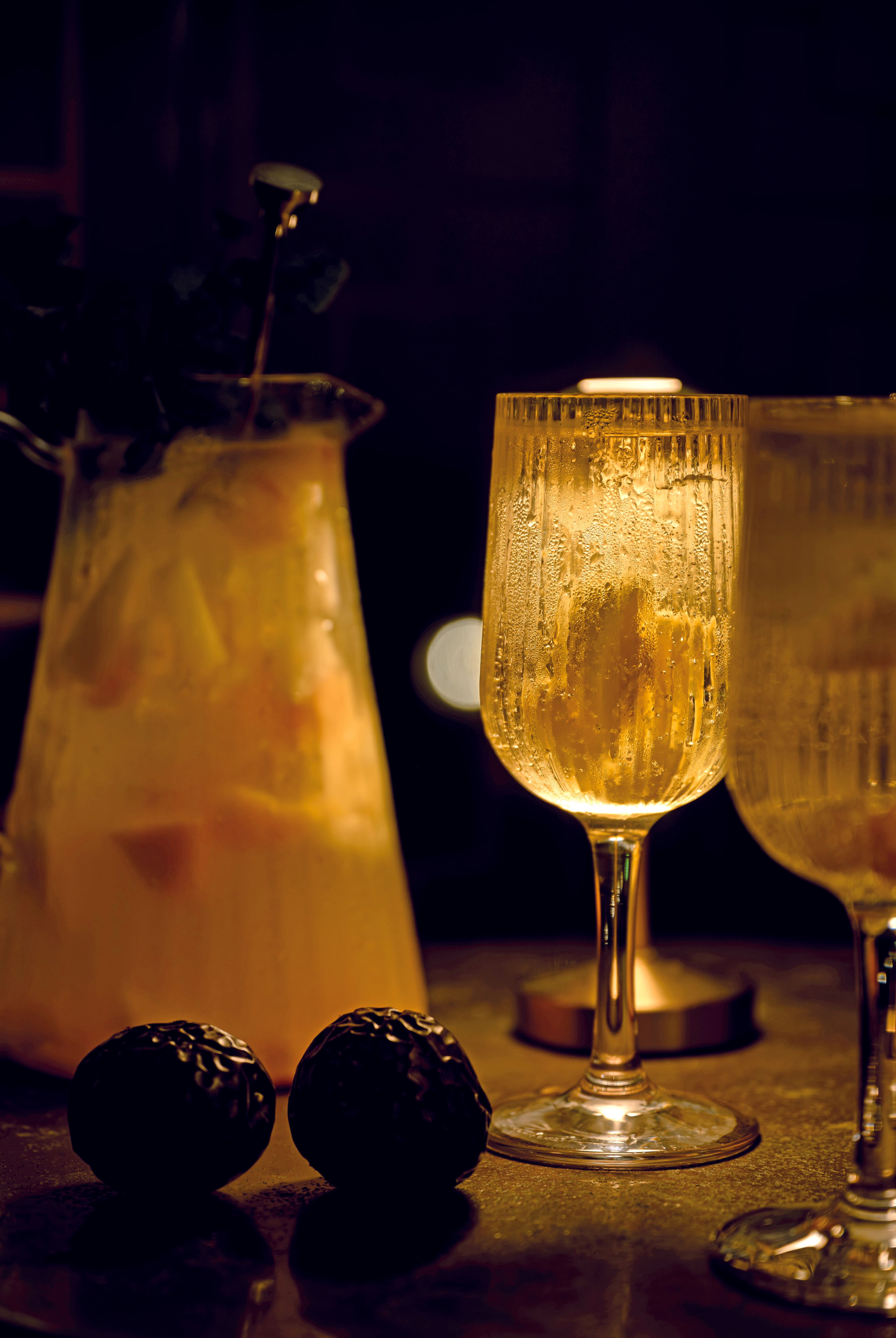 Stripe vinglas 38 cl i Tritan med fruktig sangria och dekoration