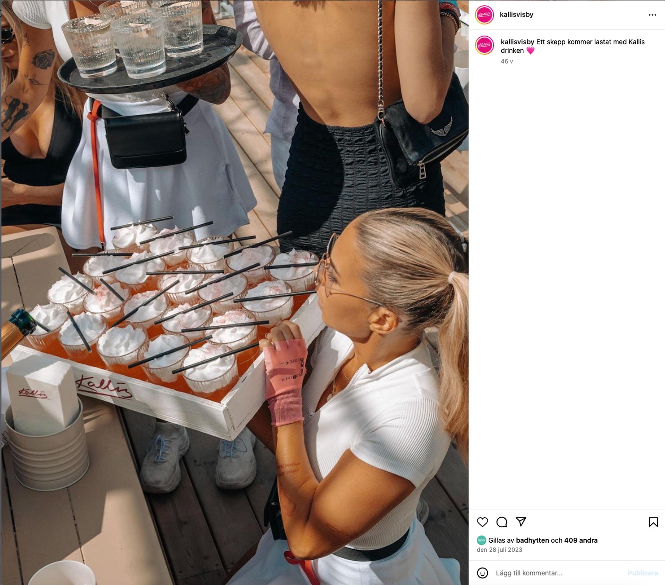 Drinkservering på Kallis i Visby där cocktails serveras i Stripe Rocks glas under en sommardag.