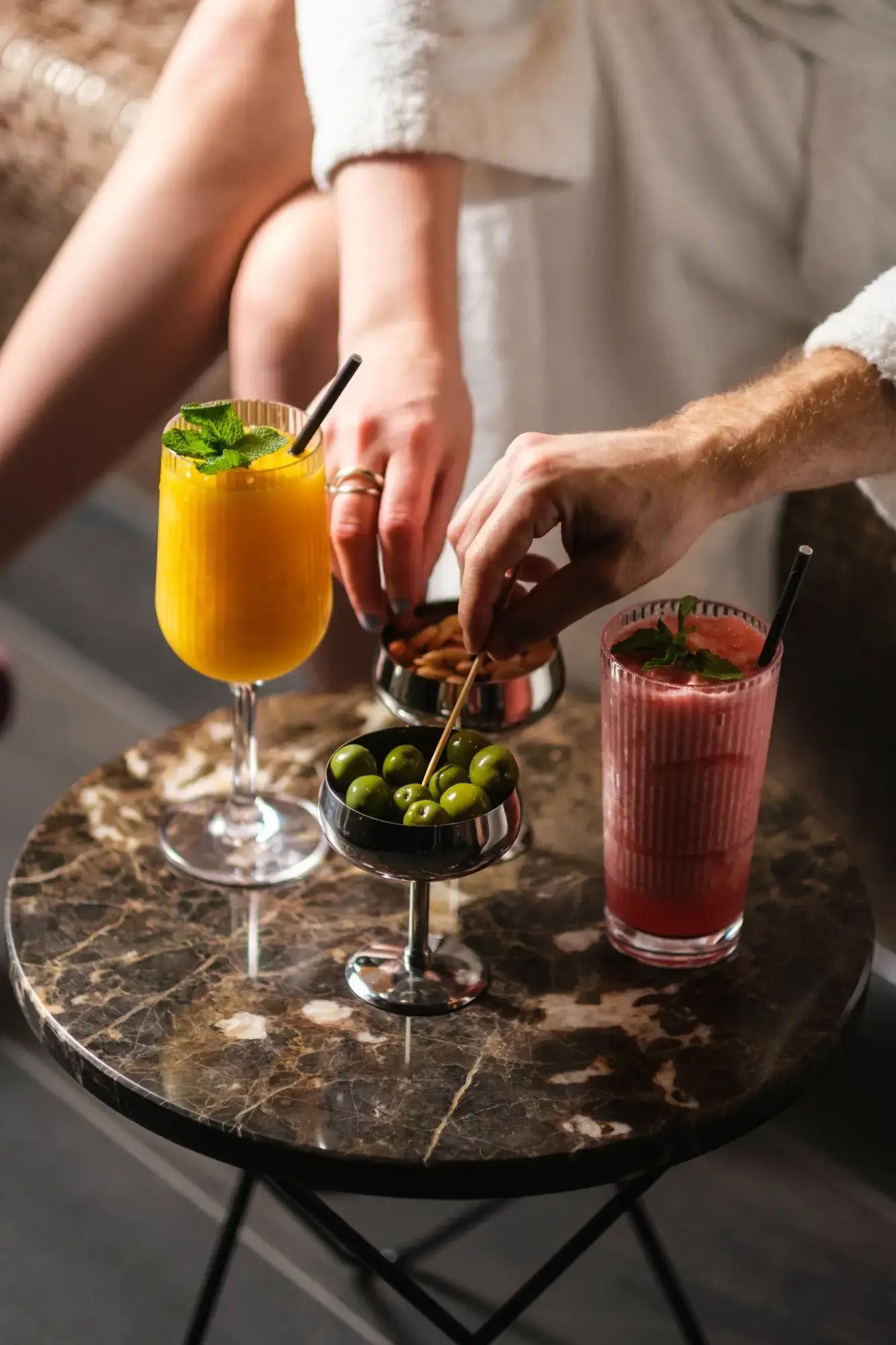 Stripe vinglas 38 cl och Stripe highballglas 40 cl i Tritanplast på Obie Spa med drinkar och tilltugg