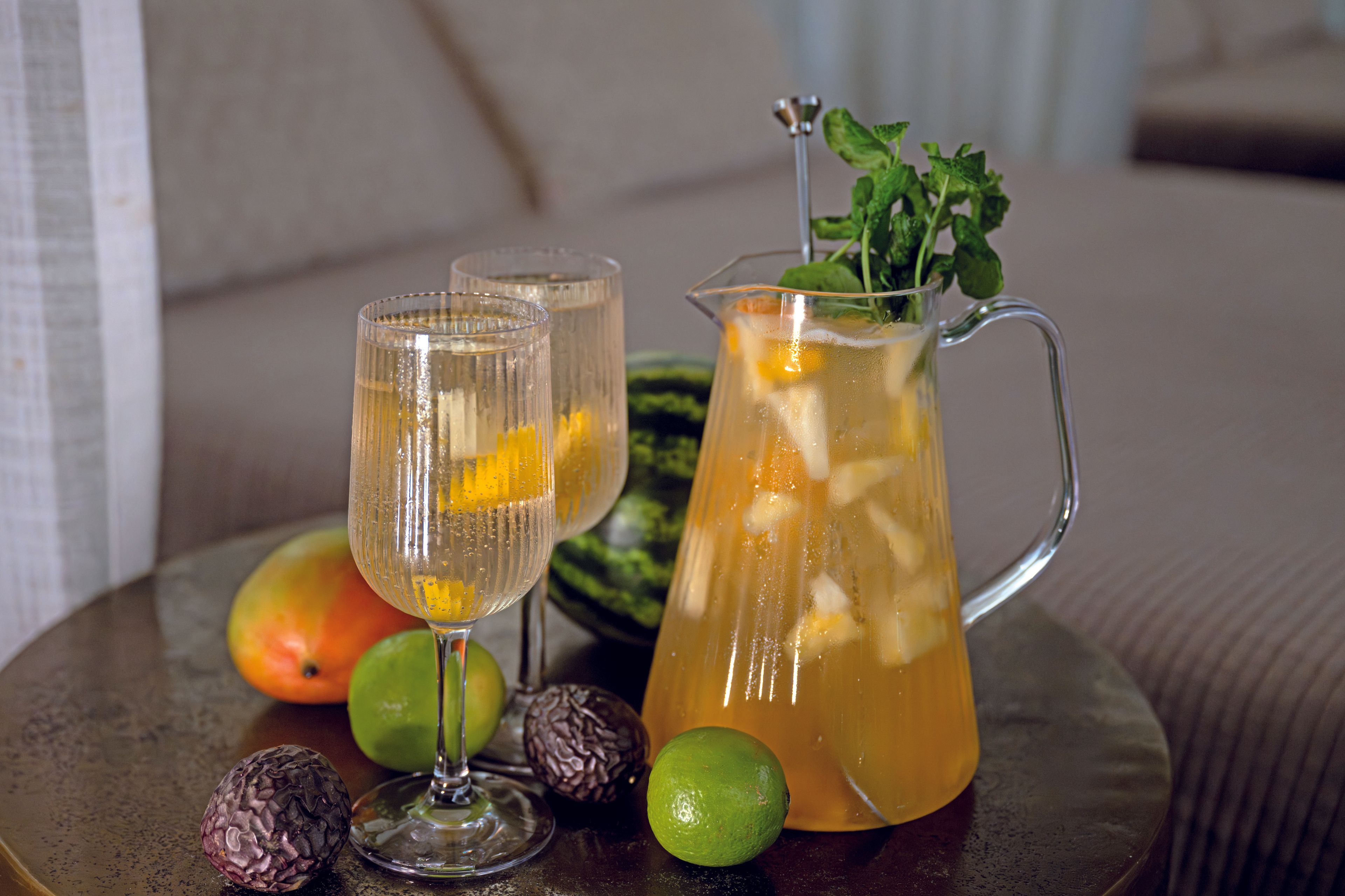 Stripe pitcher 1,5 L och Stripe vinglas 38 cl i Tritan med servering av dryck och frukt