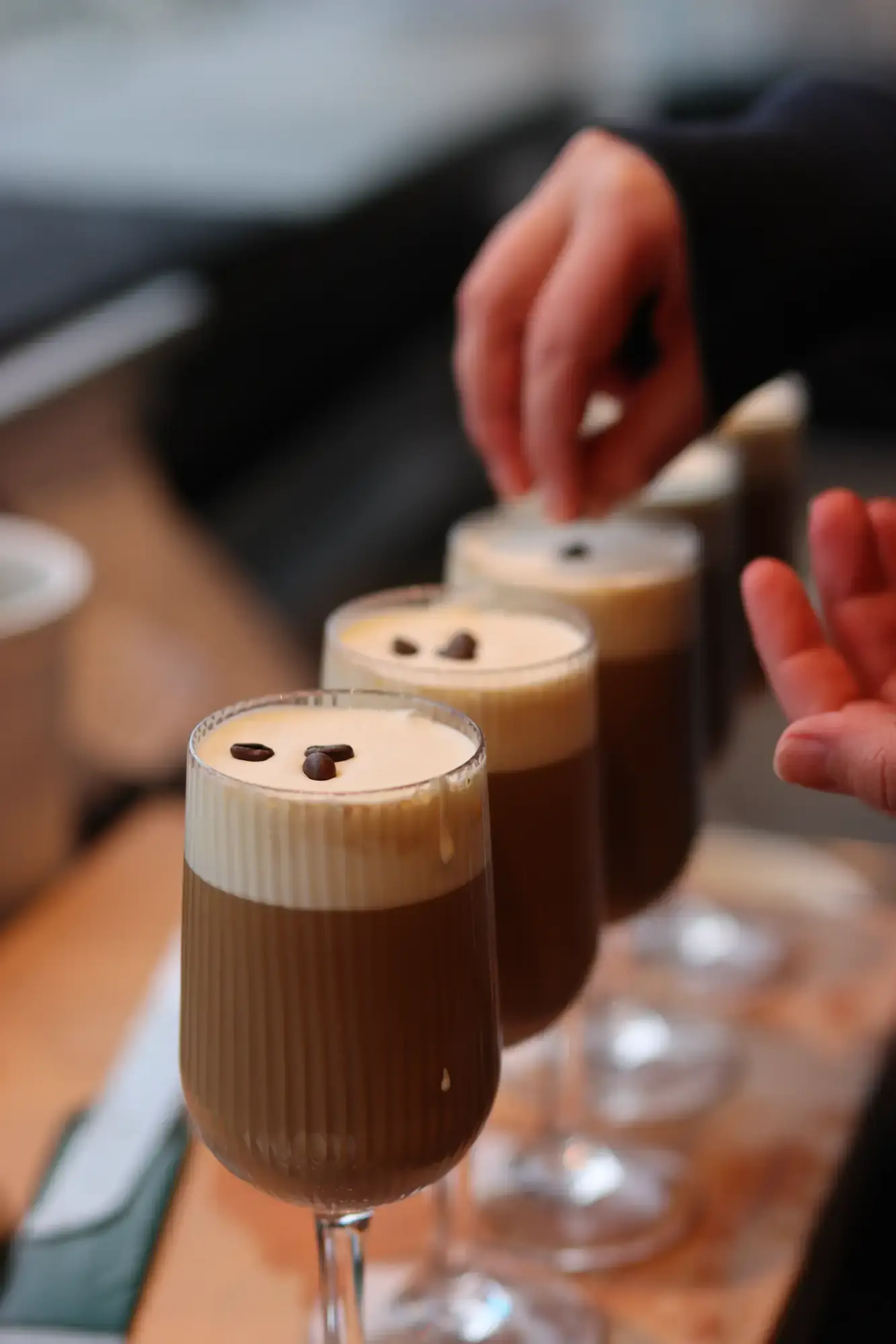 Copa de vino Stripe (38 cl) en diseño premium irrompible – perfecta tanto para servicios clásicos como para cócteles de café modernos. Aquí en Vana Rooftop en Elite Hotel Karlstad, donde el diseño elegante se une a la durabilidad sin riesgo de roturas.
