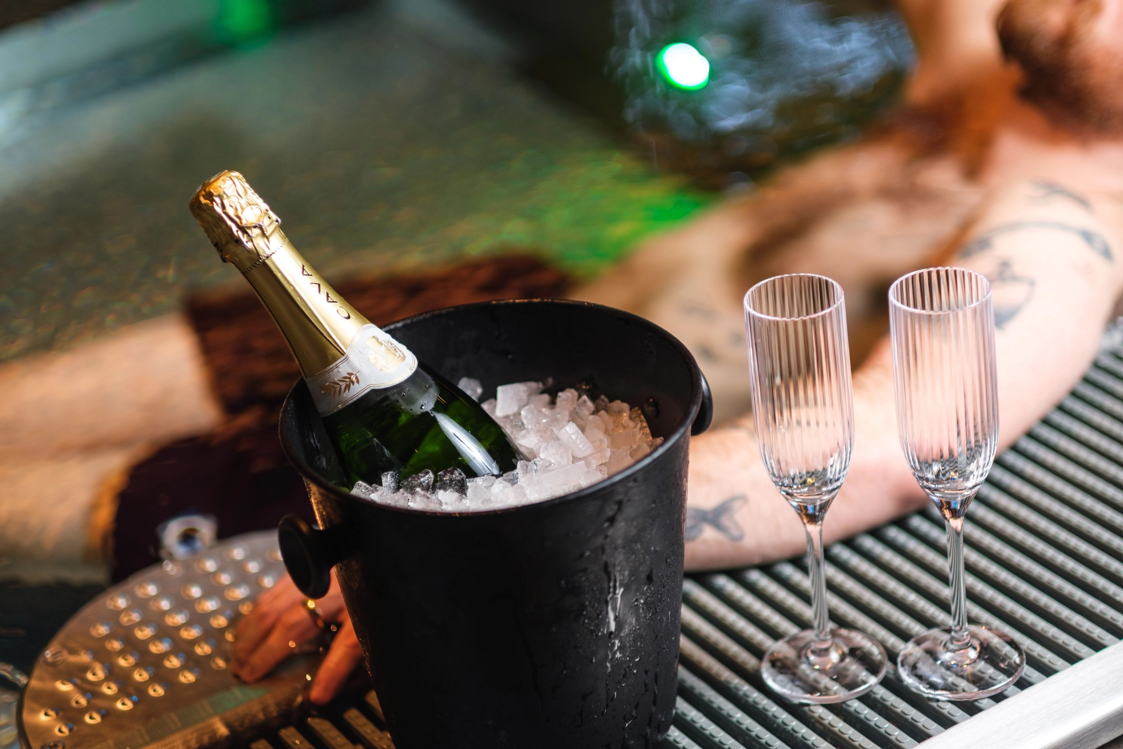 Stripe champagneglas 18 cl vid pool på Obie Spa — två eleganta glas bredvid en isfylld champagnekylare
