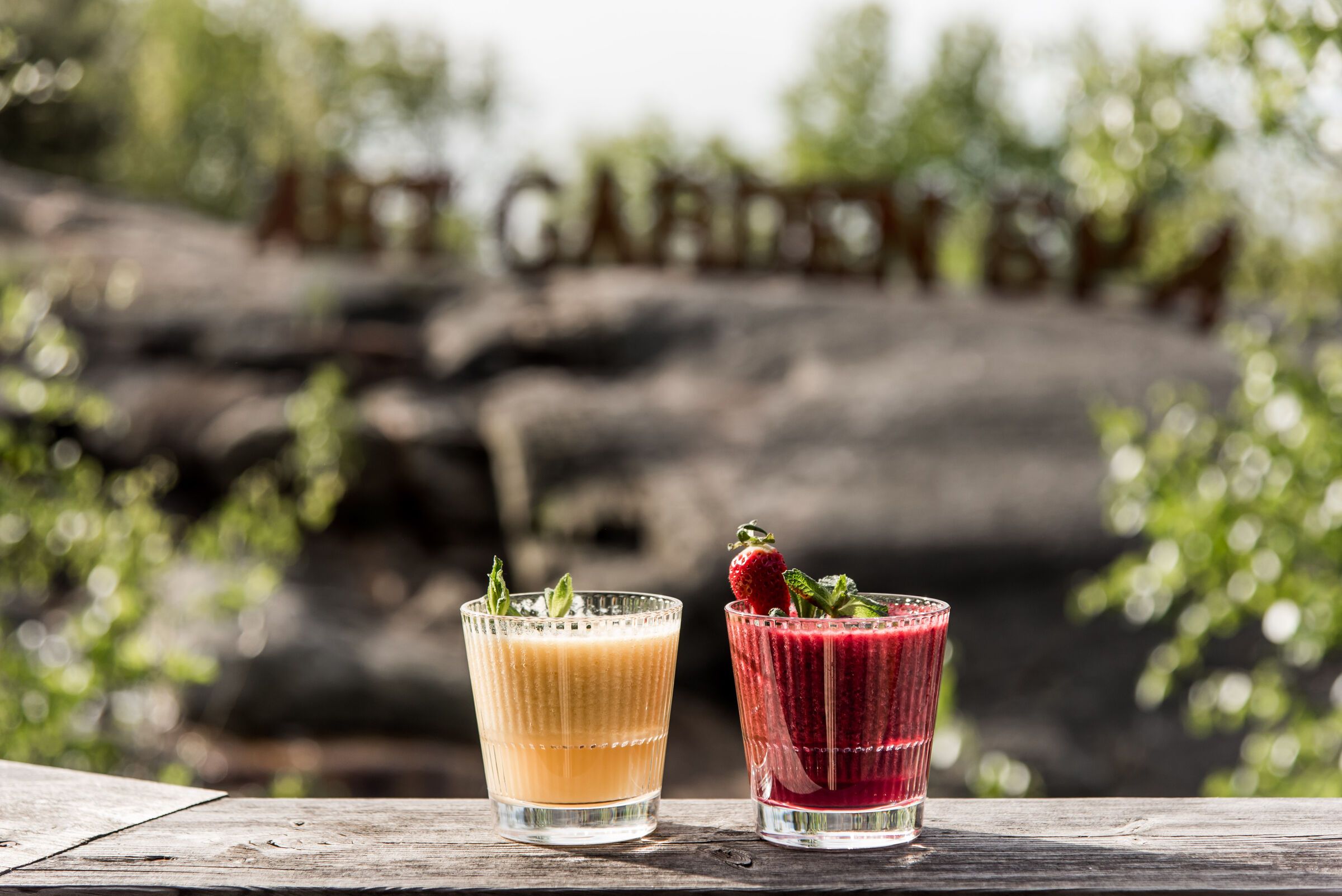 Två smoothies i rocks-glas: apelsin och bär.