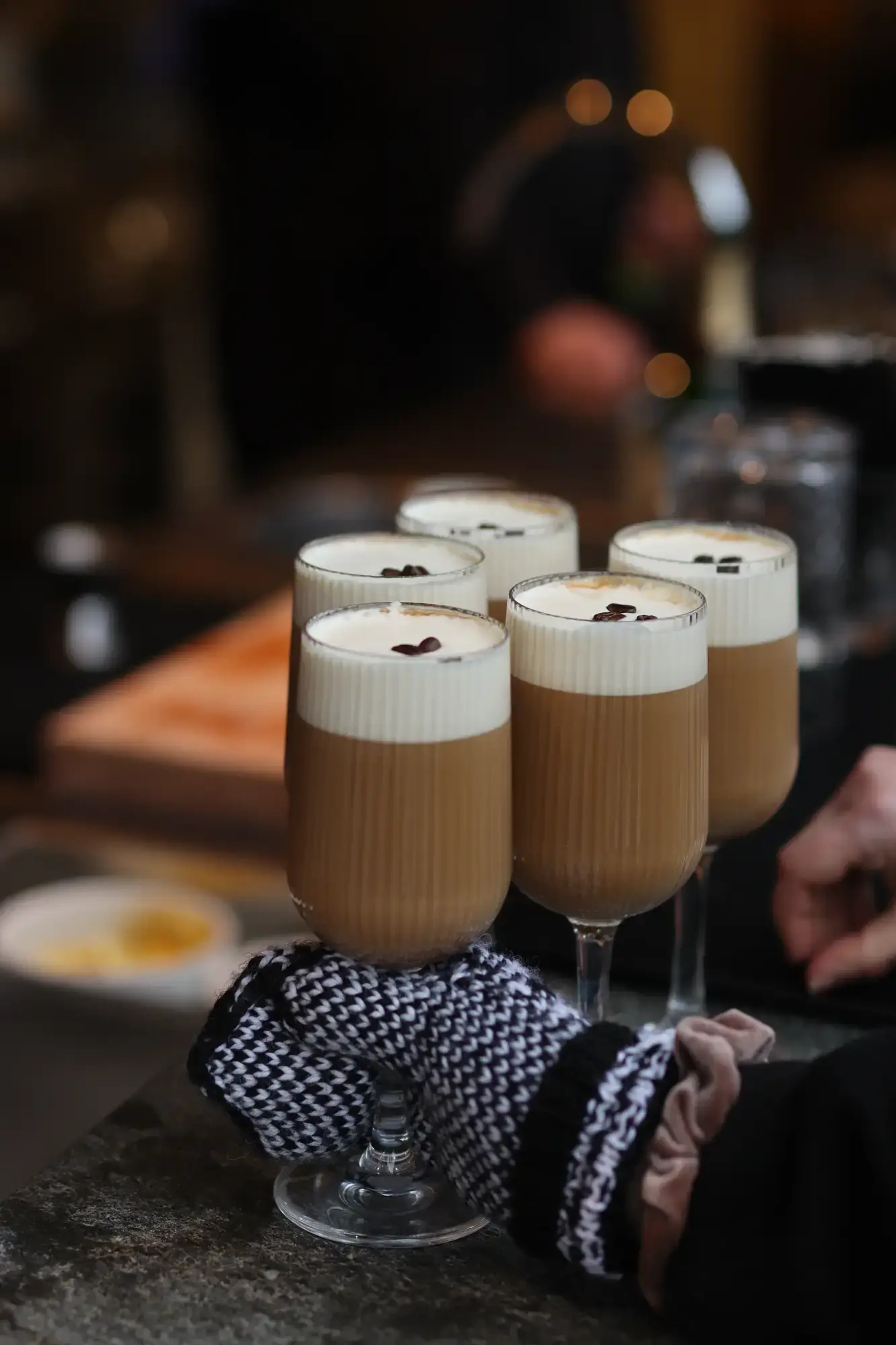 Kaffedrink serverad i Stripe vinglas 38 cl på Vana Rooftop, Elite Hotel Karlstad.