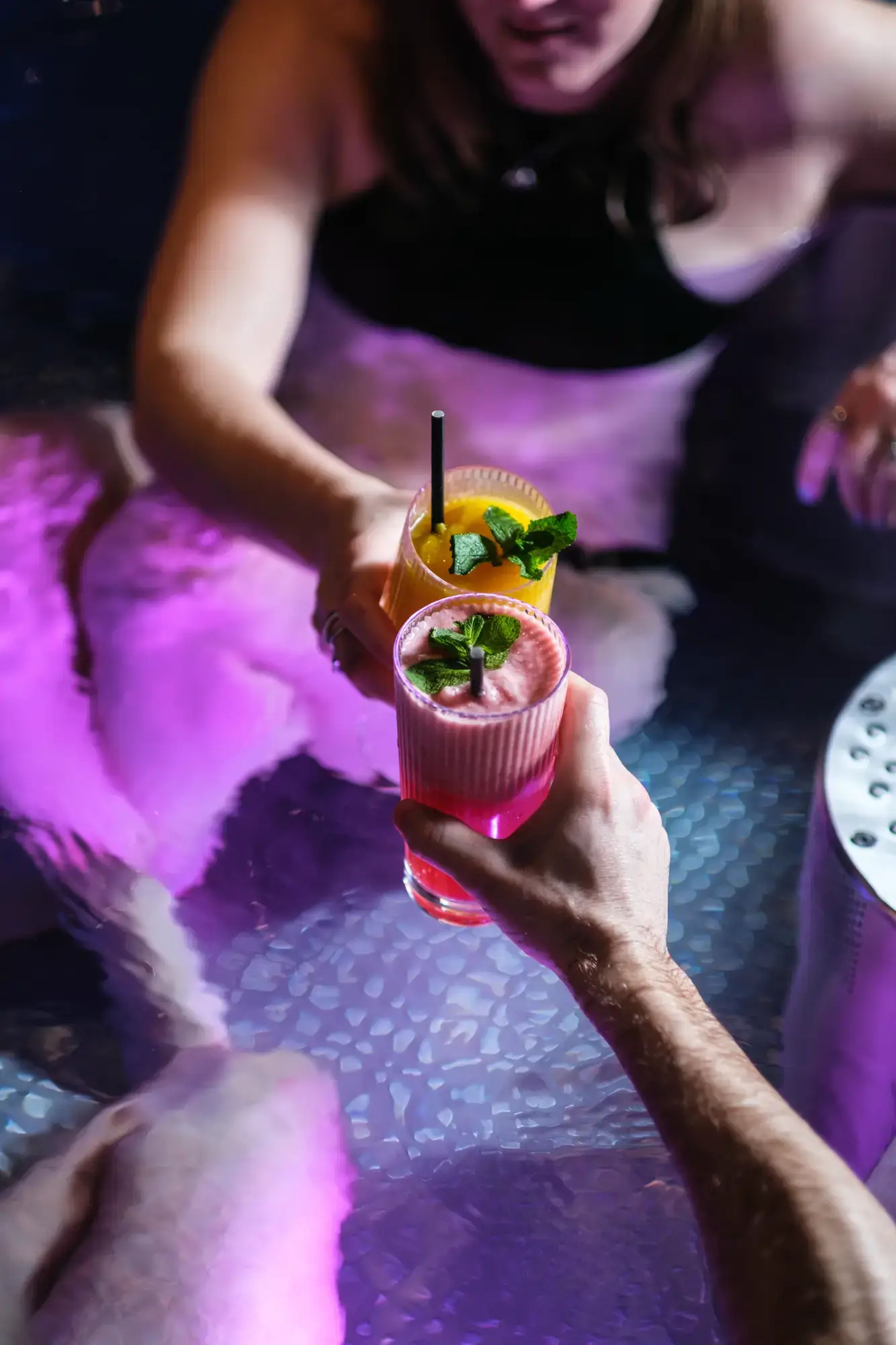 Stripe highballglas 40 cl och Stripe vinglas 38 cl i premium okrossbar plast skålas med drinkar på Obie Spa