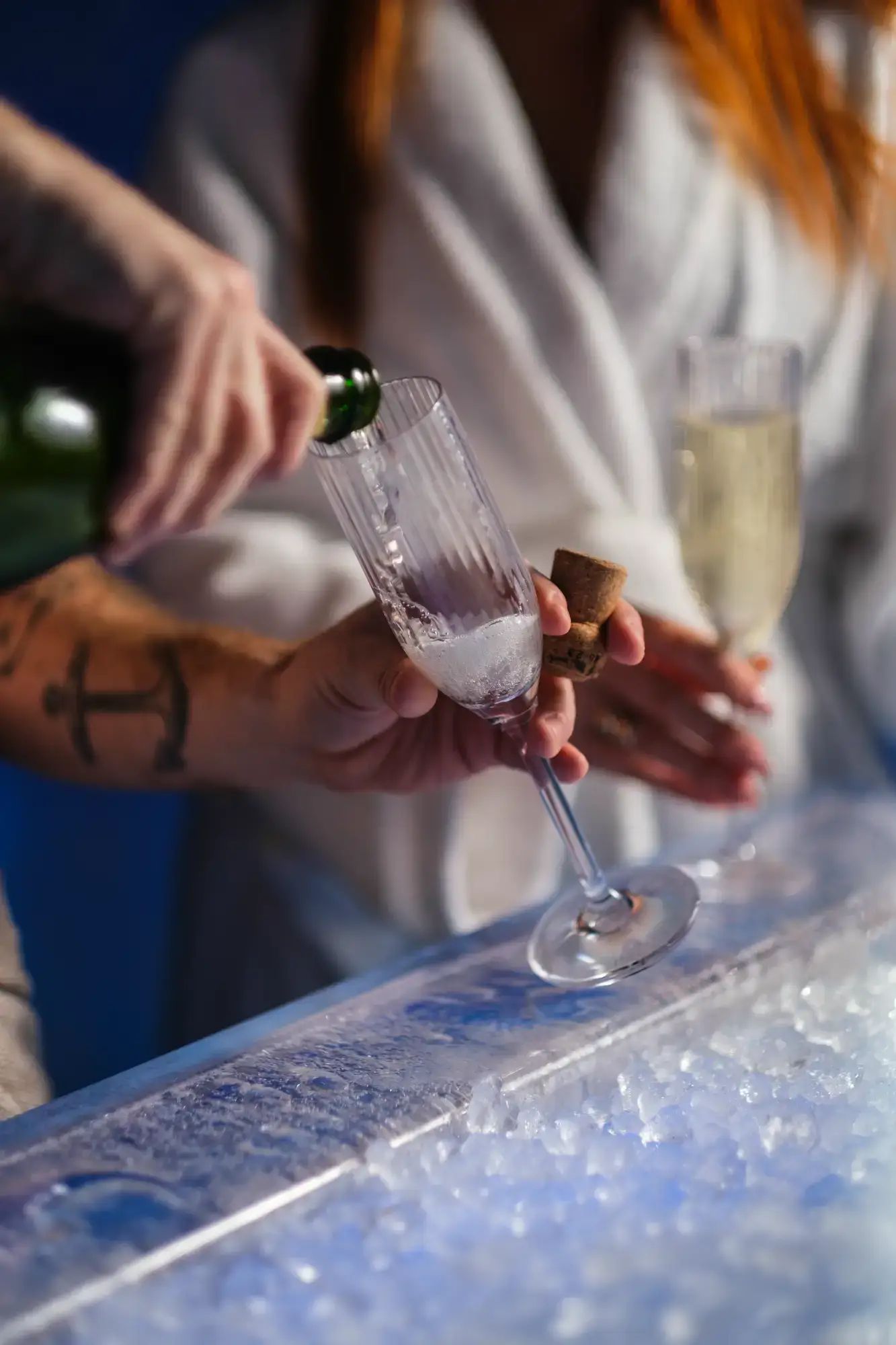 Stripe champagneglas 18 cl hälls upp på Obie Spa — elegant servering i lugn spa-miljö
