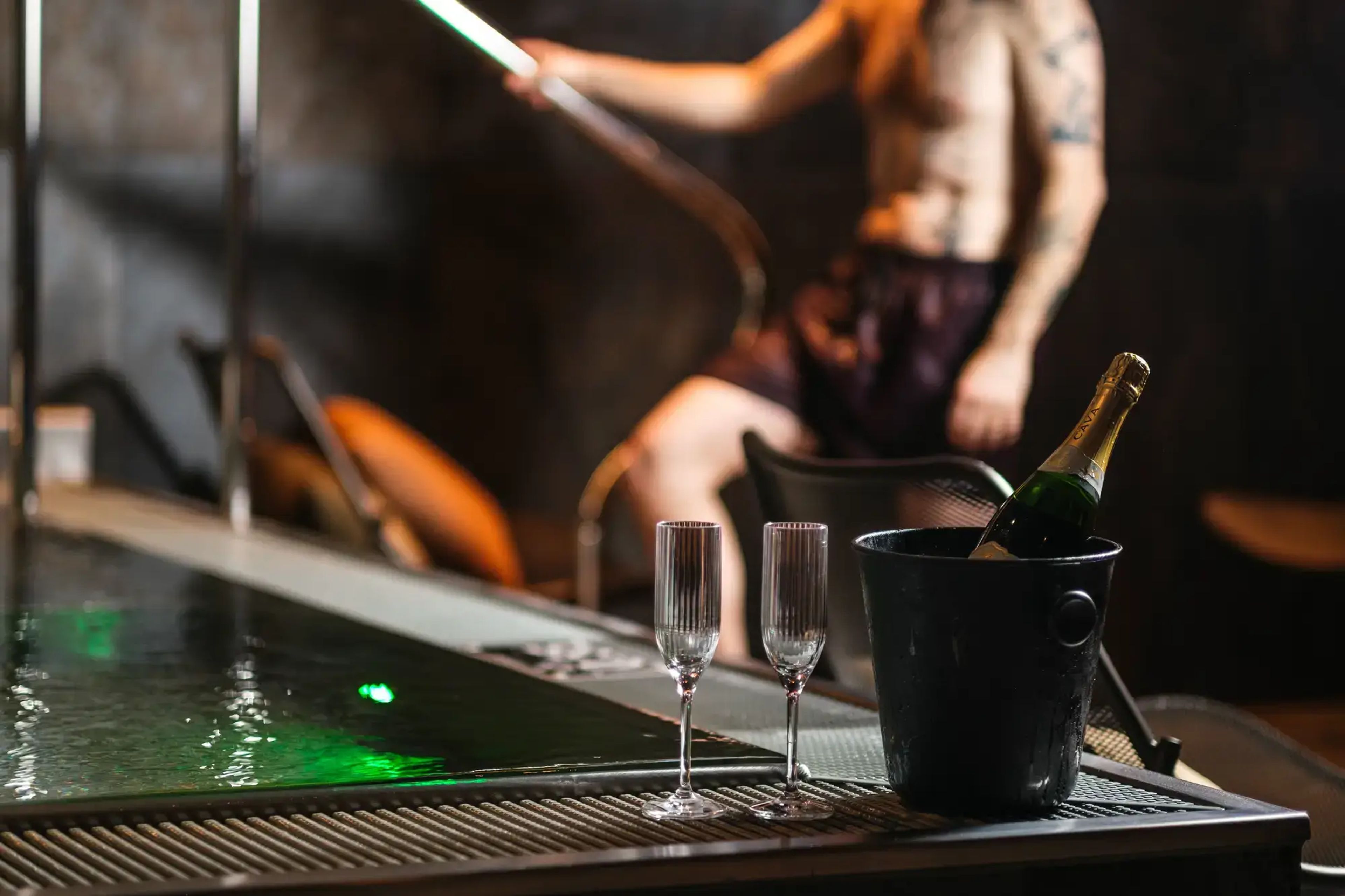 Två Stripe champagneglas i premium okrossbar plast på Obie Spa vid pool