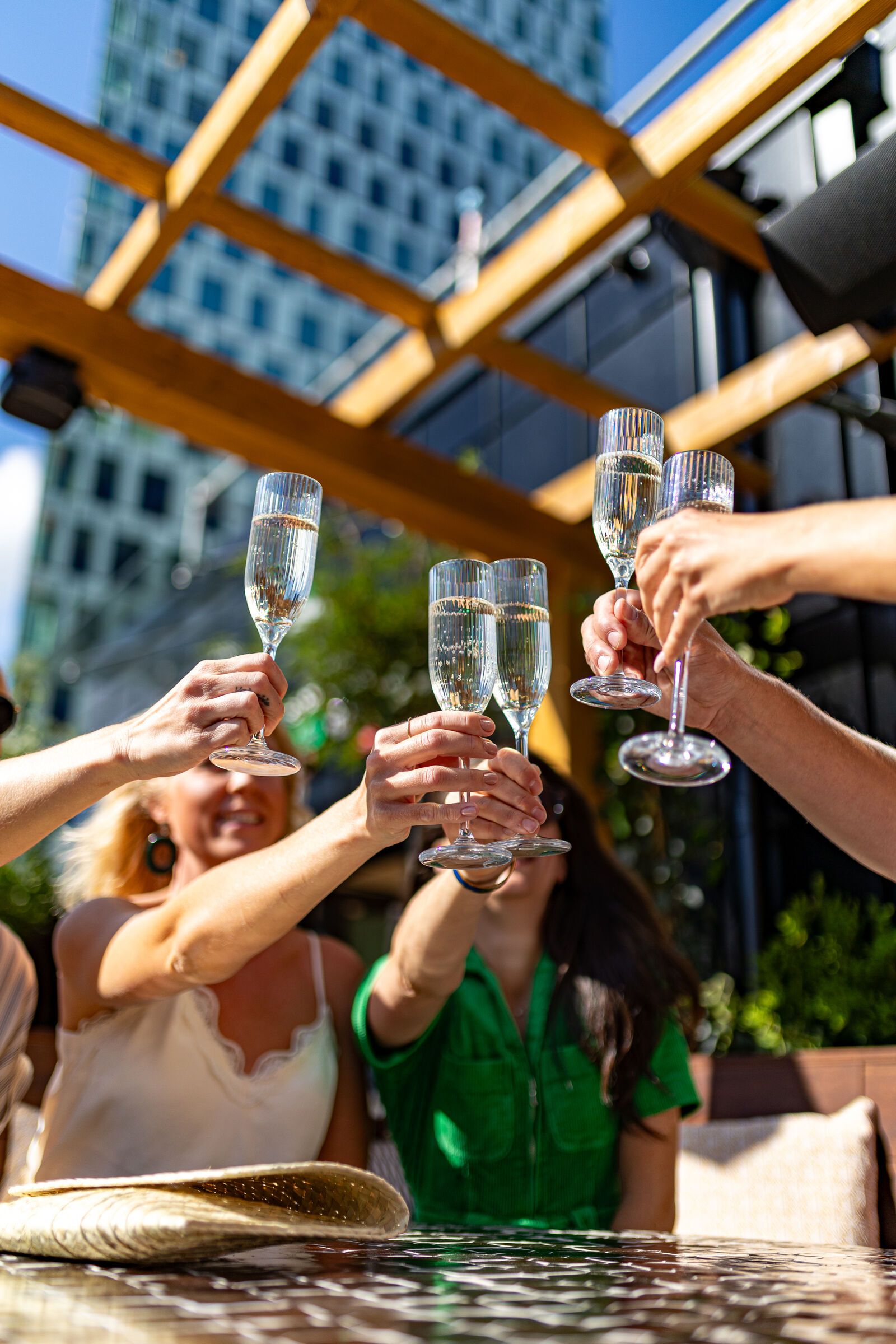 Grupp som skålar med champagneflöjter.