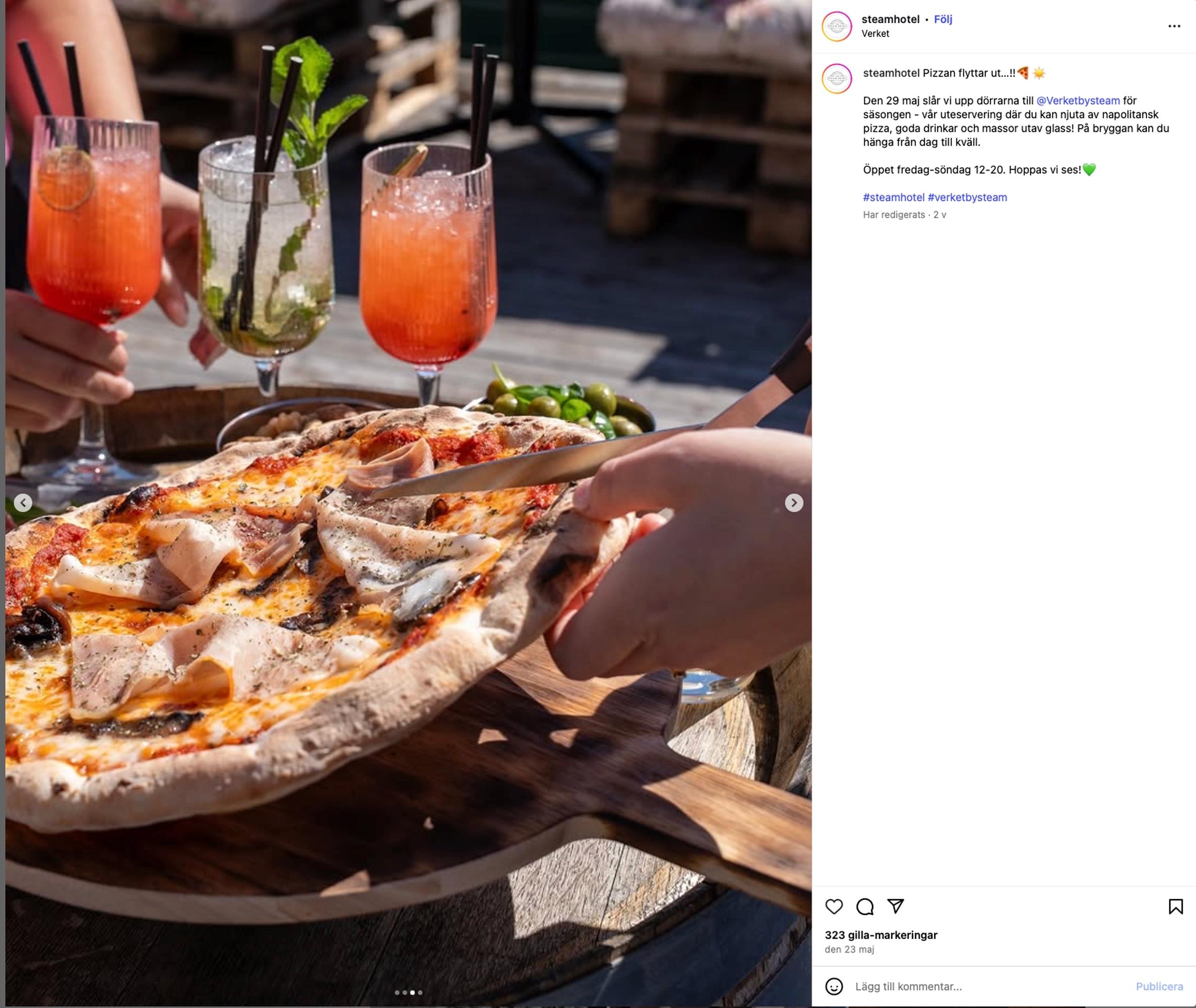 Pizza och färgglada drinkar serverade i Stripe-glas på uteserveringen hos Steam Hotel.