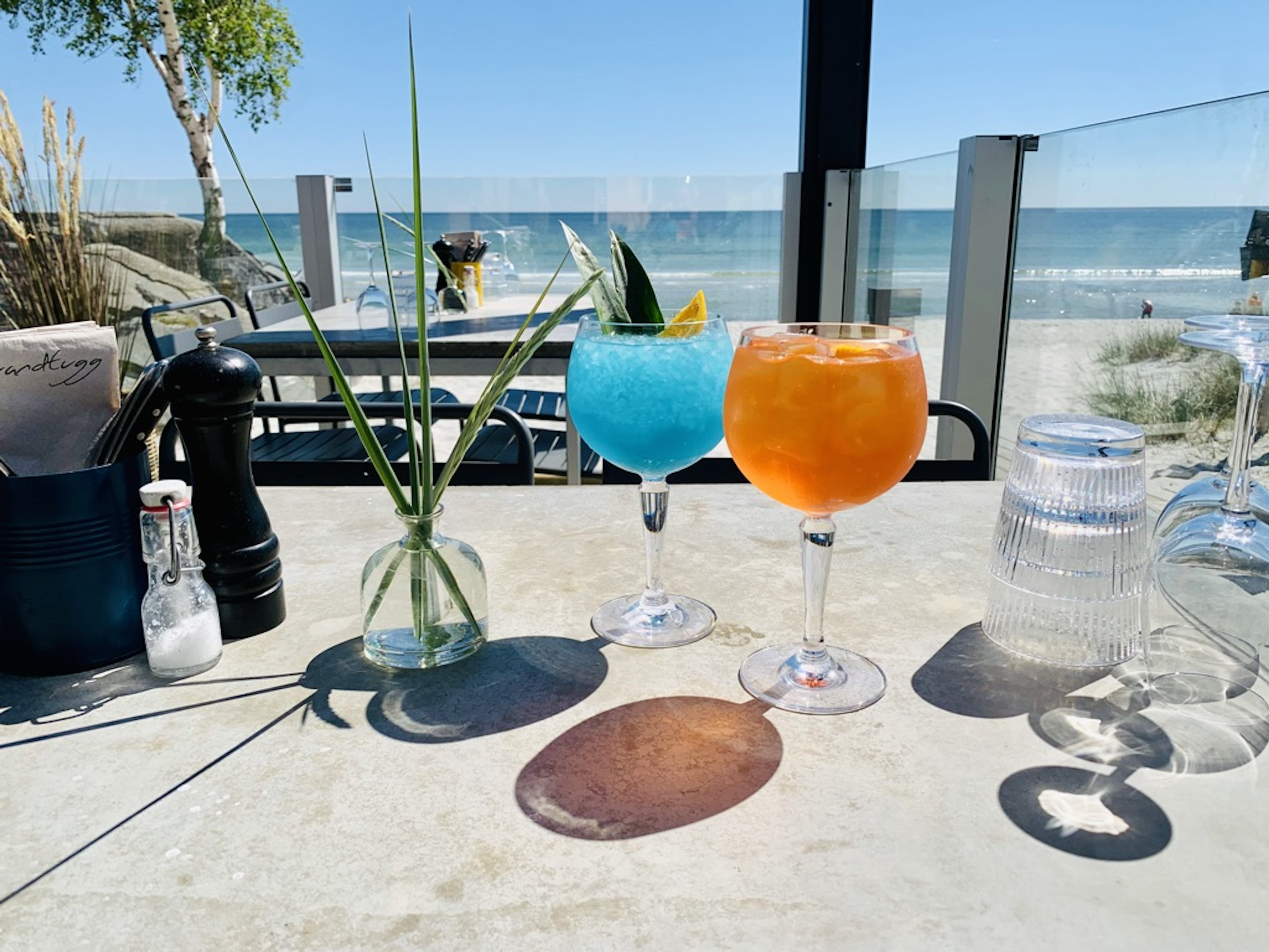 Blå och orange cocktails i ballongglas.