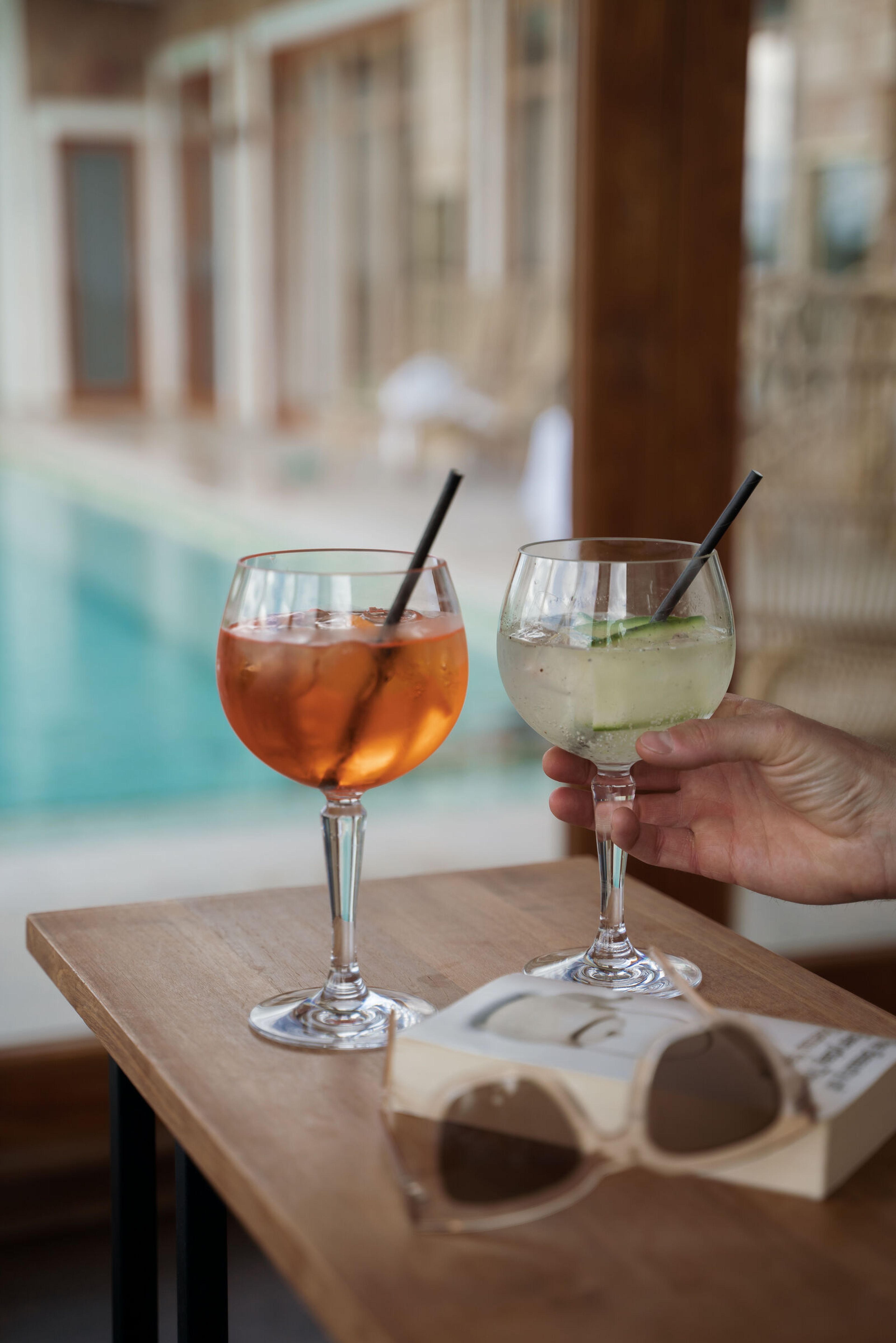Två ballongglas med Aperol spritz och gin och tonic.