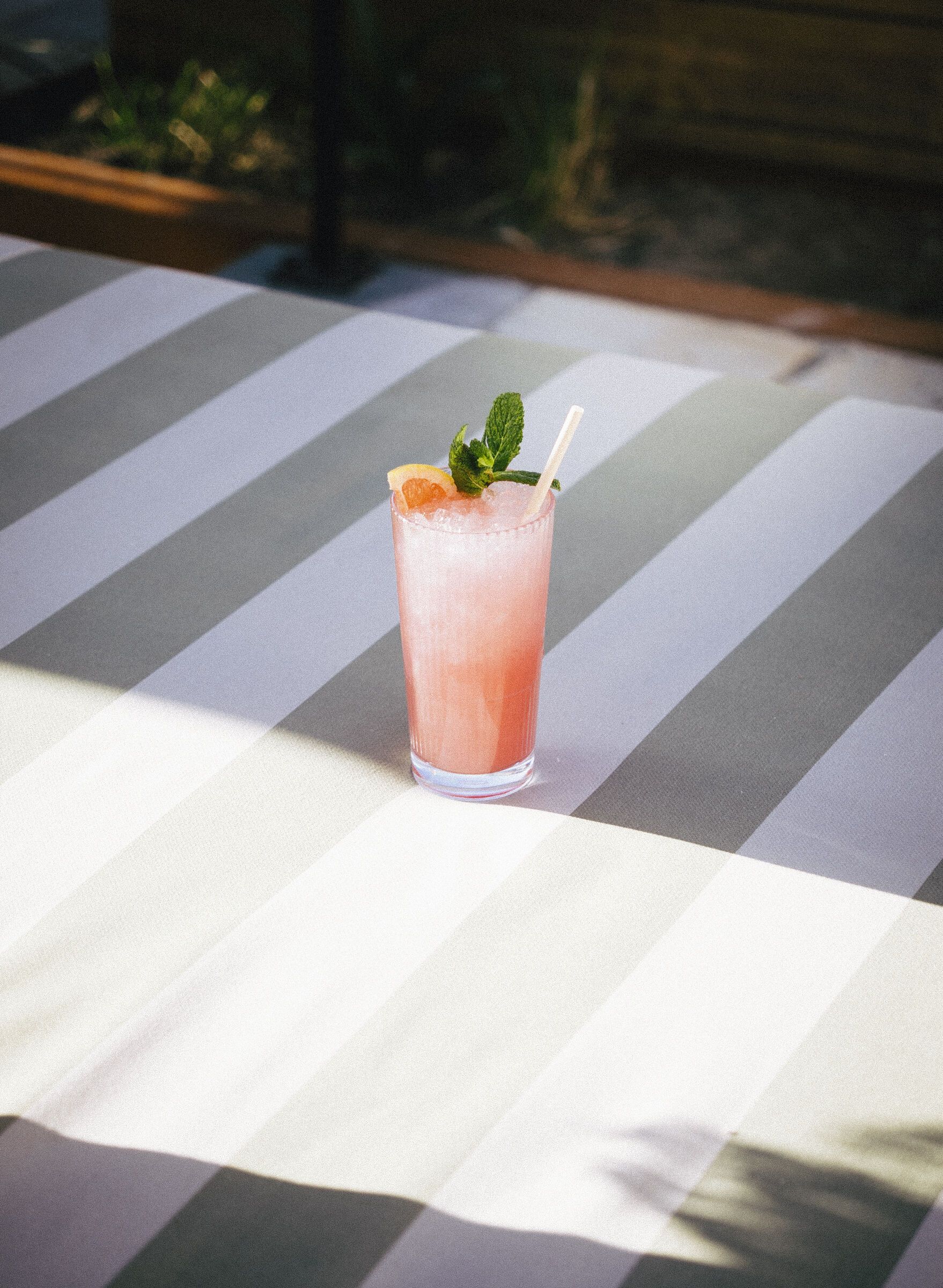 Grapefruktcocktail i highballglas bredvid en passionsfruktsdrink.