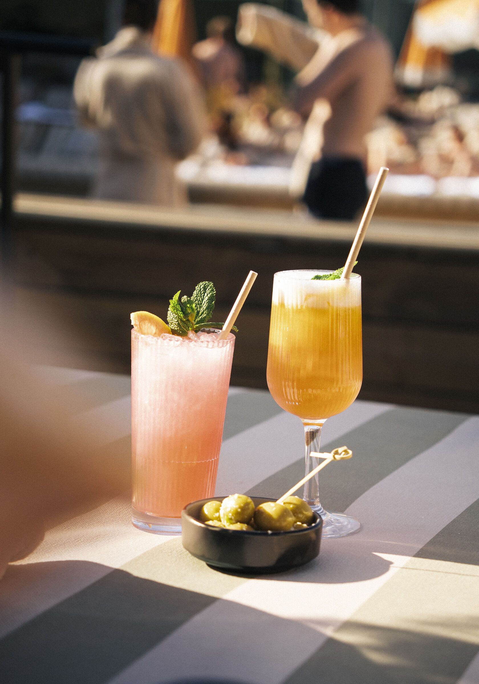 Två cocktails: grapefruktdrink i highballglas och passionsfruktscocktail i vinglas.
