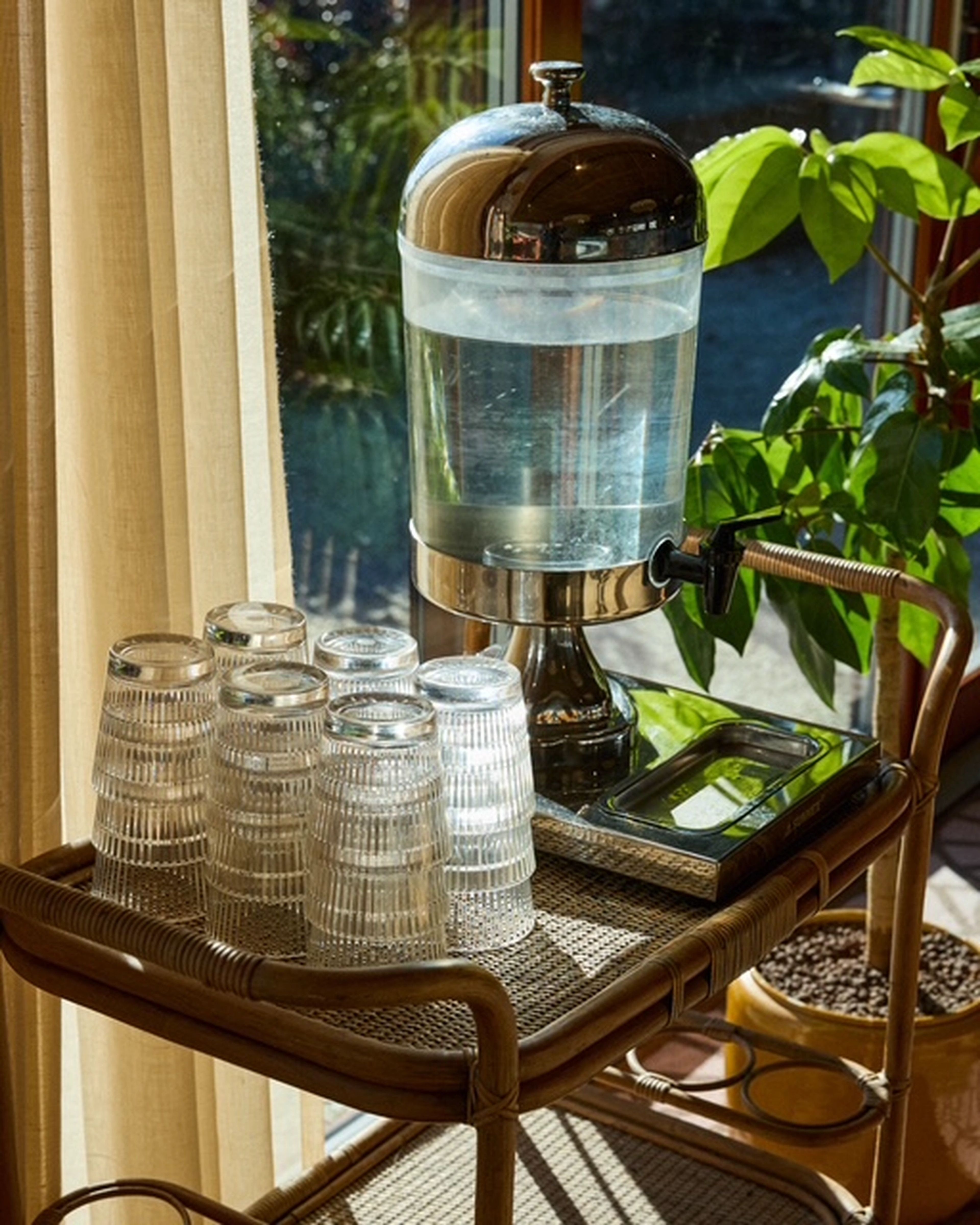 Stripe rocks glas 355 ml i Tritan på Ellery Beach House för servering av vatten, läsk och drinkar