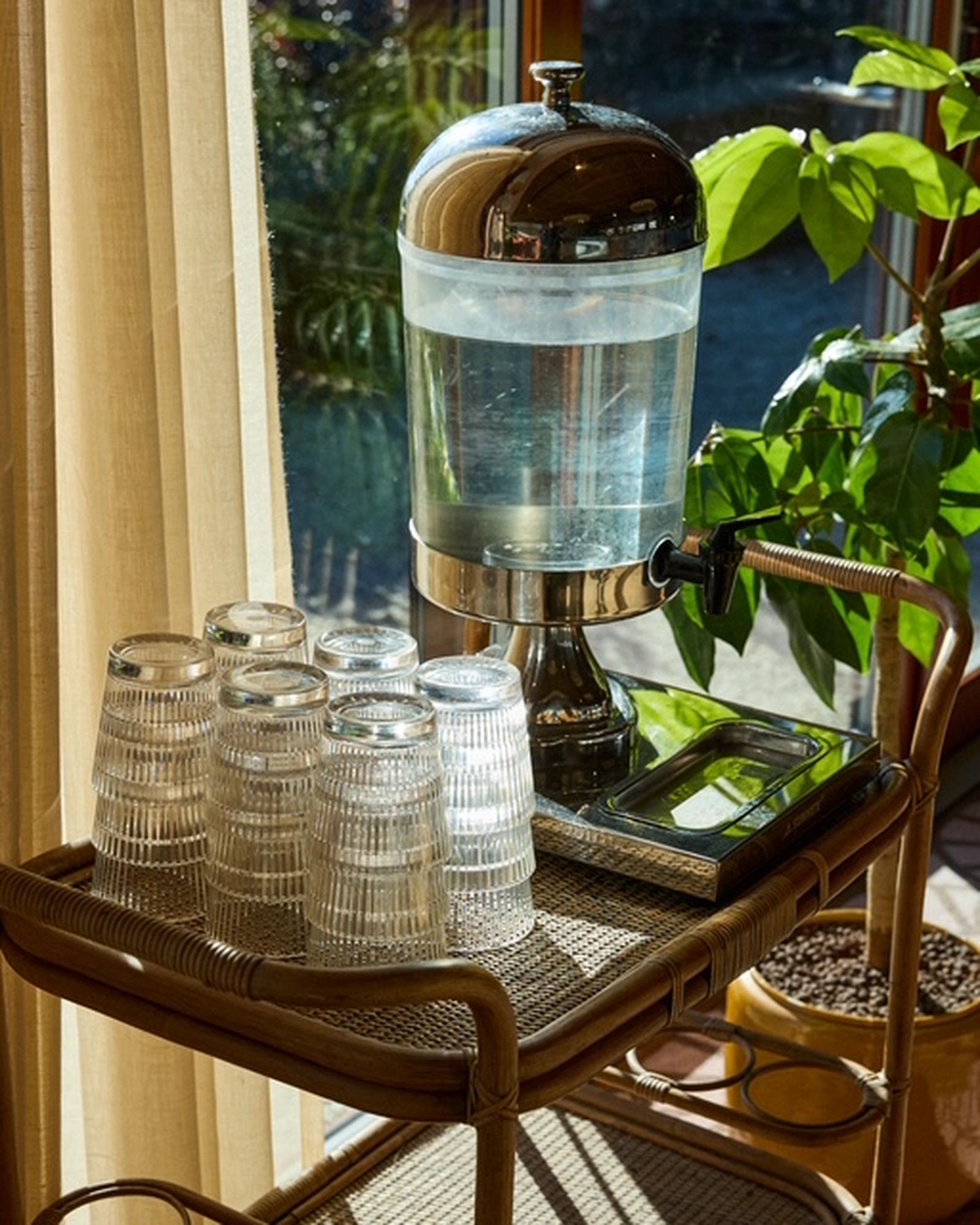 Stripe rocks glas 355 ml i Tritan på Ellery Beach House för servering av vatten, läsk och drinkar