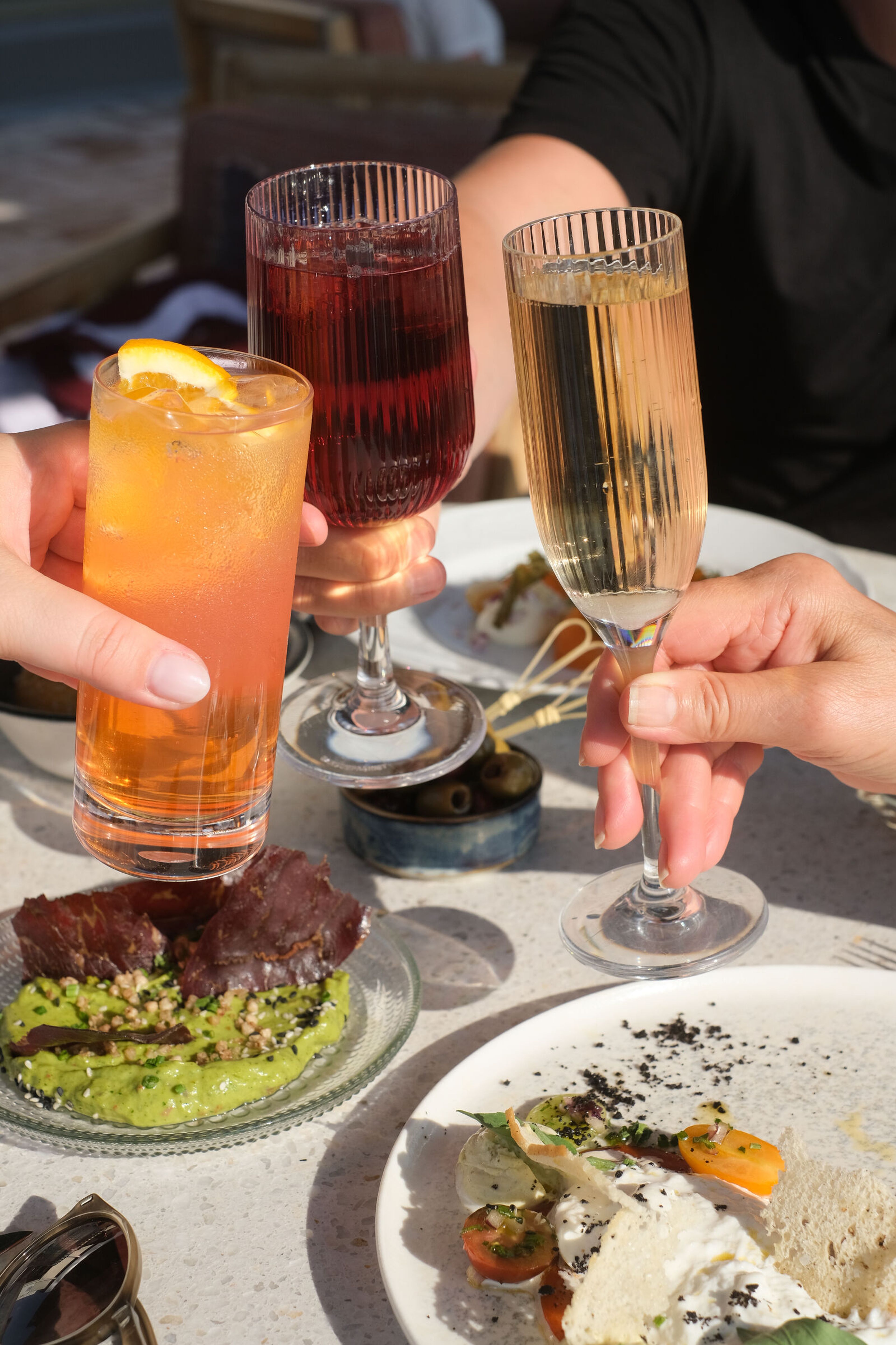 Champagneflöjt och longdrinkglas med cocktails.