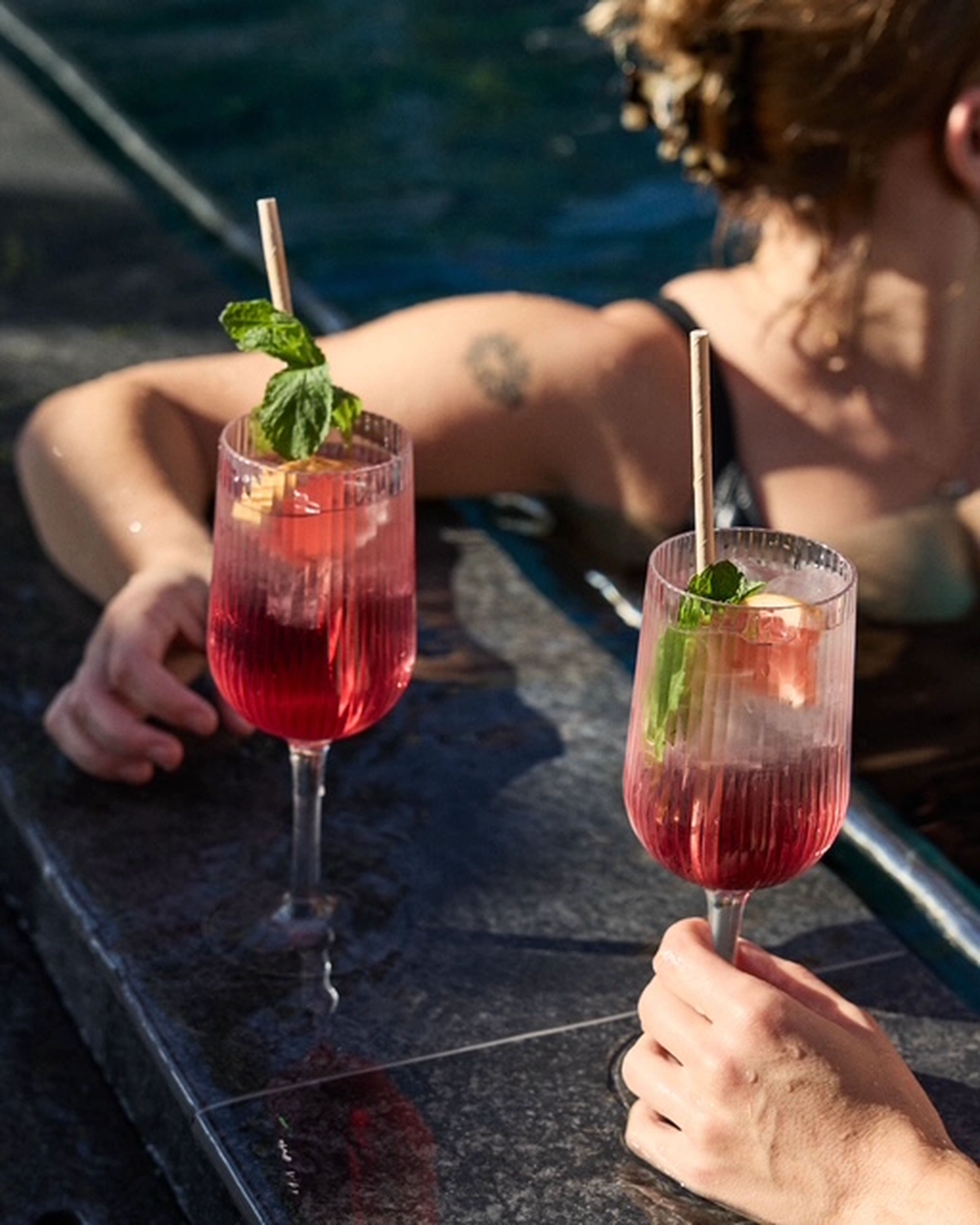 Stripe vinglas 38 cl i Tritan på Ellery Beach House vid pool med serverade drinkar