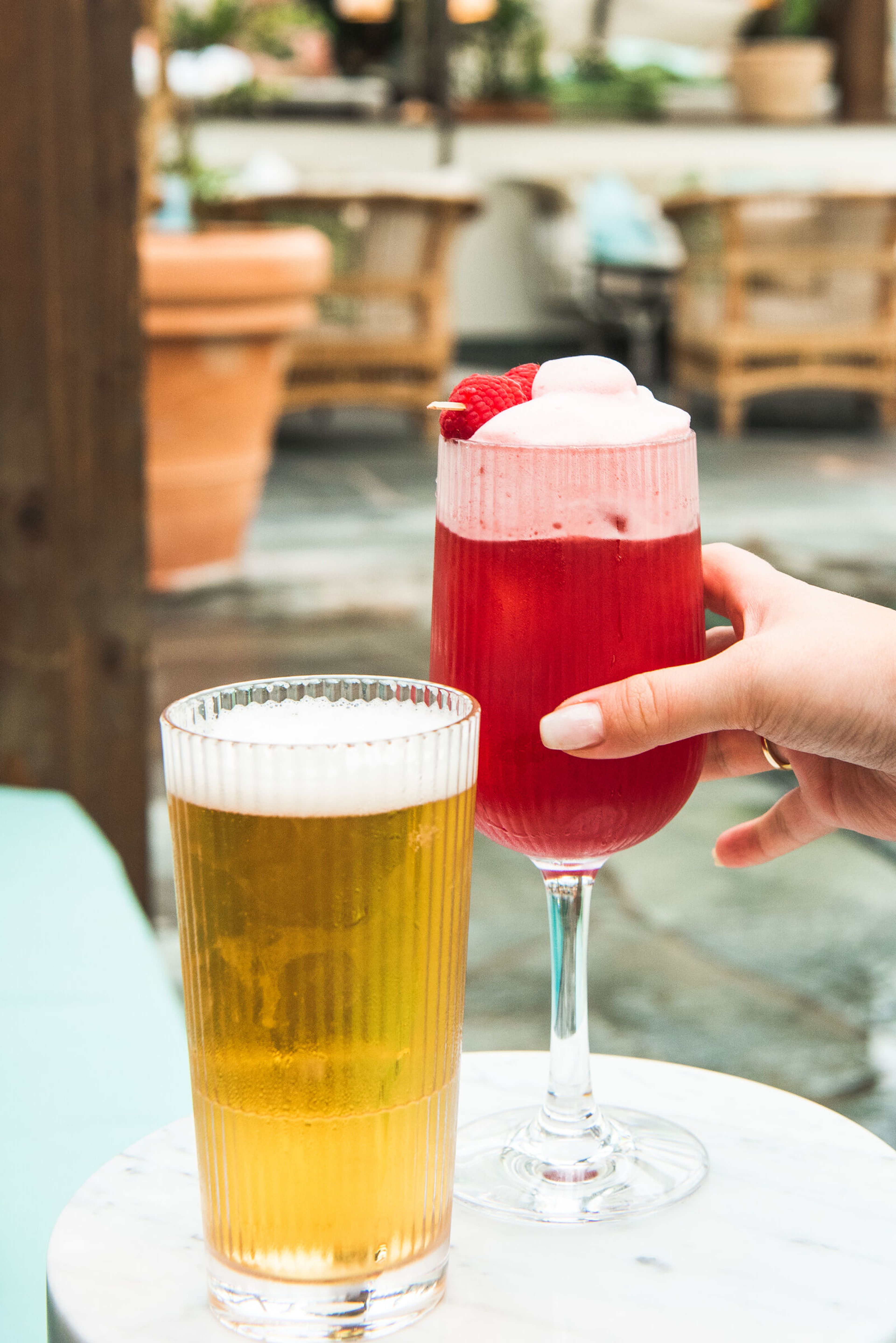 Högt highballglas med färgstark cocktail.
