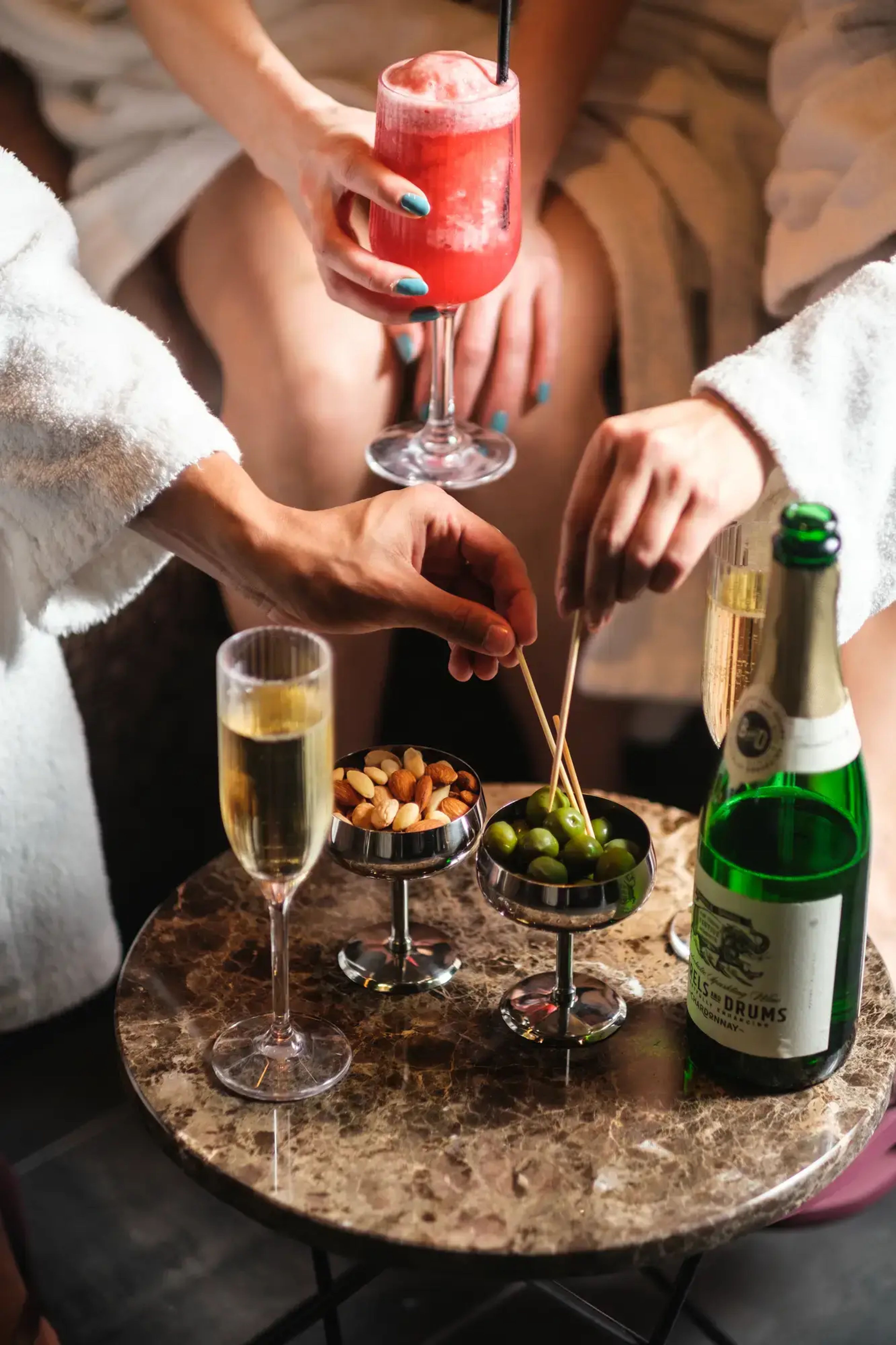 Stripe champagneglas 18 cl och Stripe vinglas 38 cl i premium okrossbar plast på Obie Spa med dryck och tilltugg