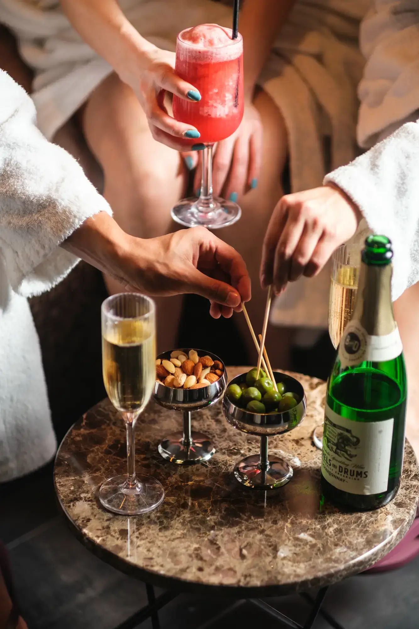 Stripe champagneglas 18 cl och Stripe vinglas 38 cl i premium okrossbar plast på Obie Spa med dryck och tilltugg