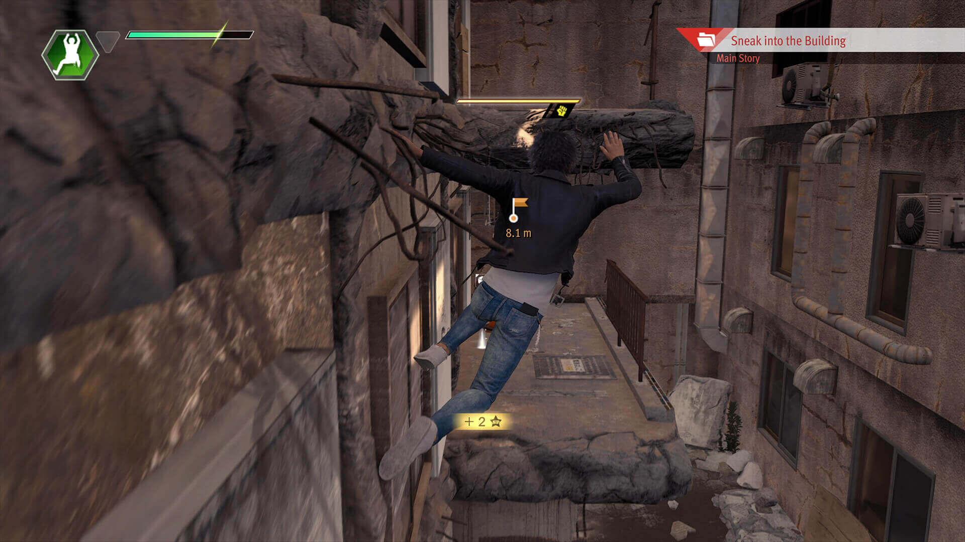 Yagami shimmies along a crumbling wall high above an alley, with a height marker and a Sneak into the Building objective on screen