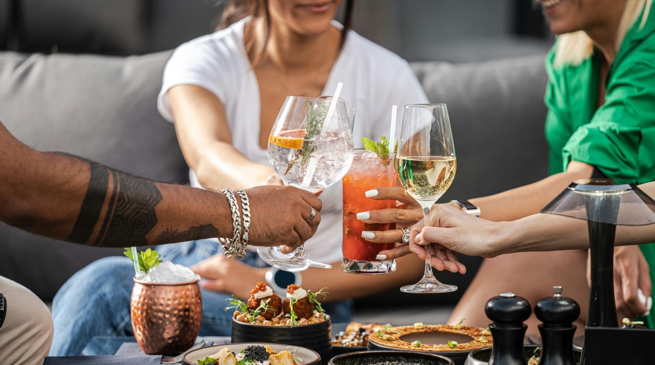 Groupe de colivers partageant un apero ensemble en coliving