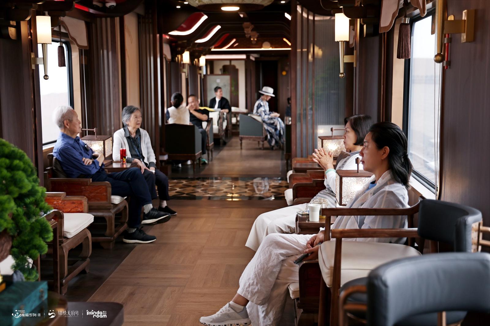 ผู้โดยสารพักผ่อนในเลานจ์รถไฟจิ่นซิ่วเทียนฝู่